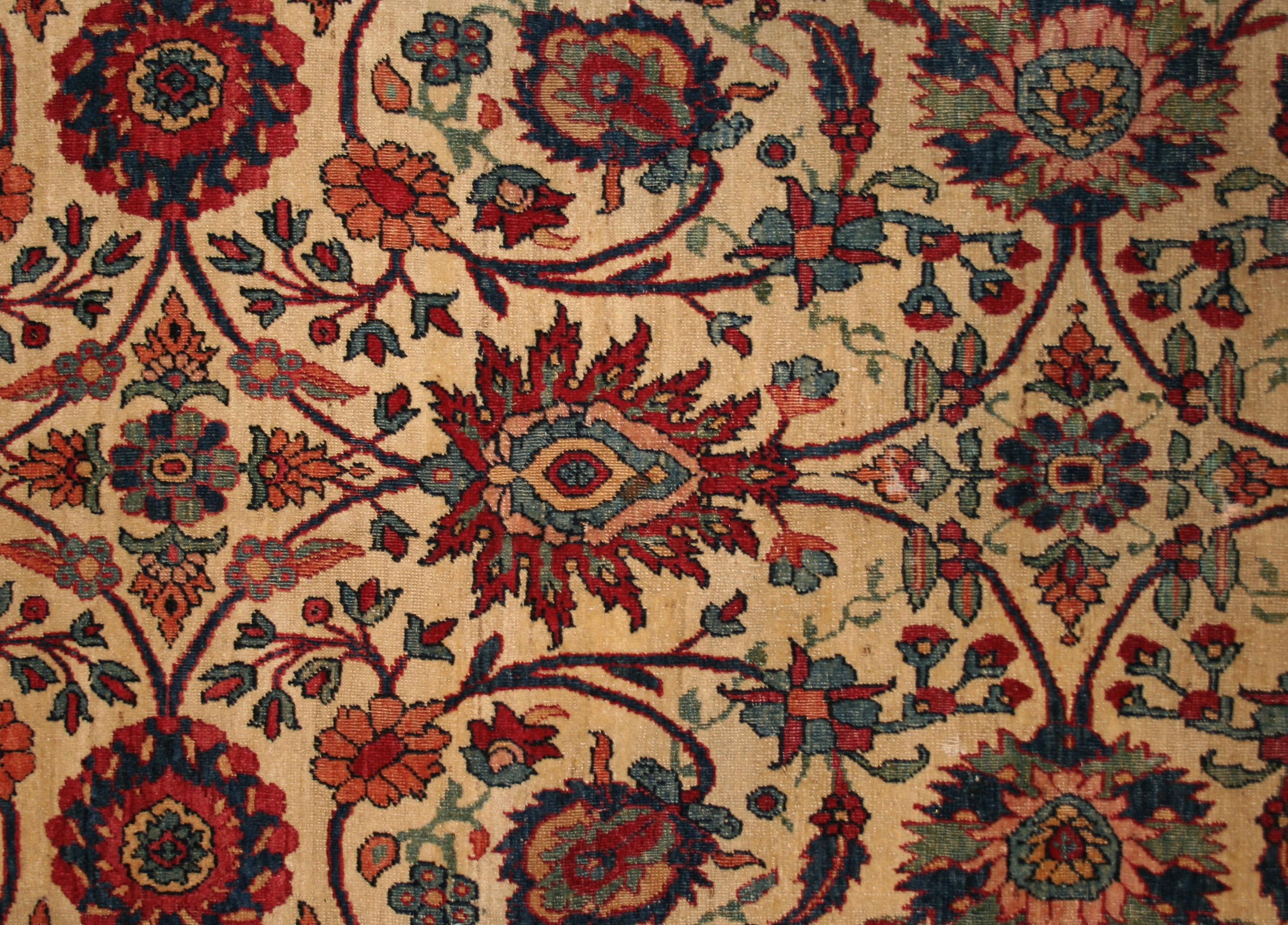 Feiner antiker Lavar Kerman-Teppich mit weißem Grund und All-Over-Design in seltener Größe  (Khorassan) im Angebot