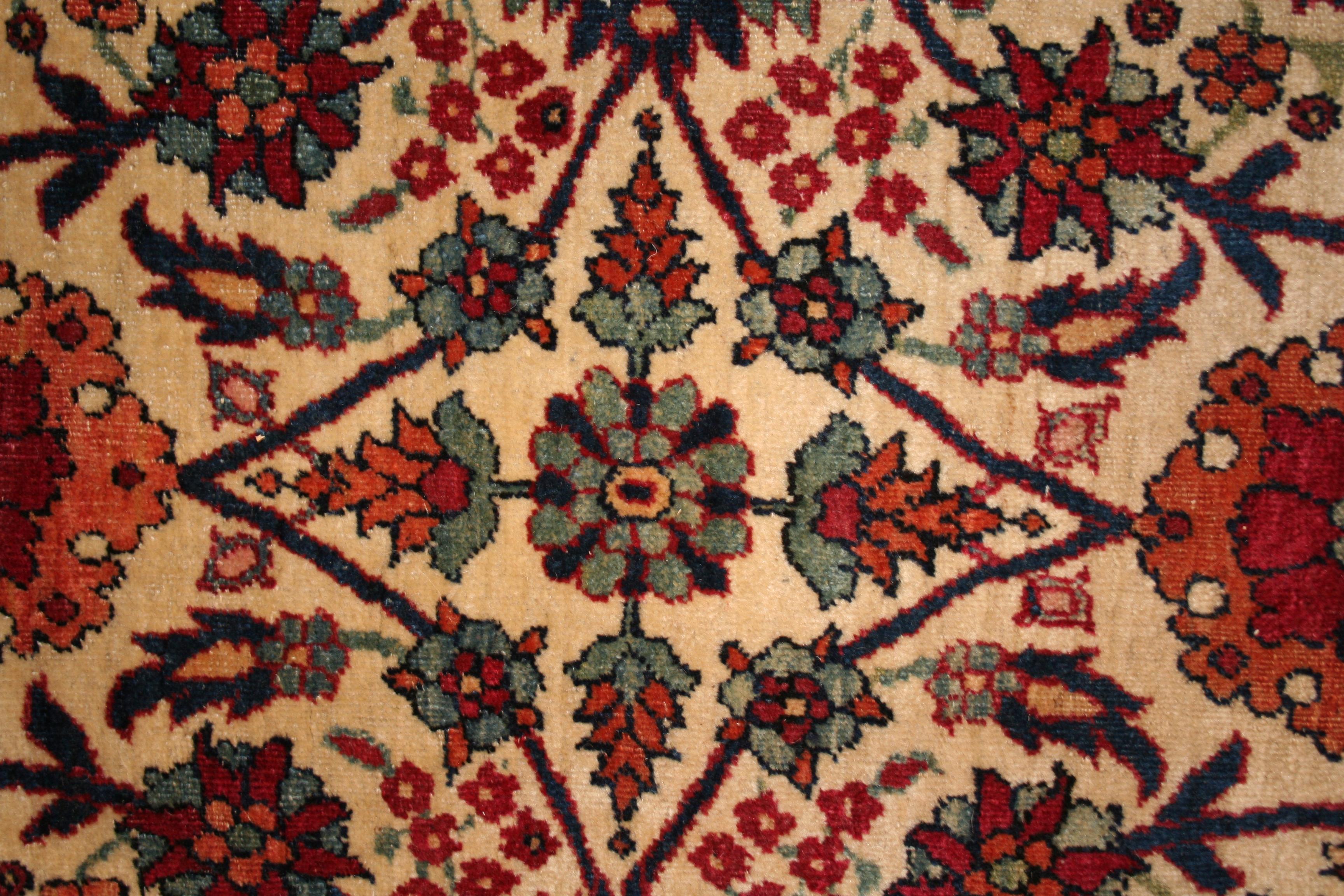 Feiner antiker Lavar Kerman-Teppich mit weißem Grund und All-Over-Design in seltener Größe  im Zustand „Gut“ im Angebot in Milan, IT