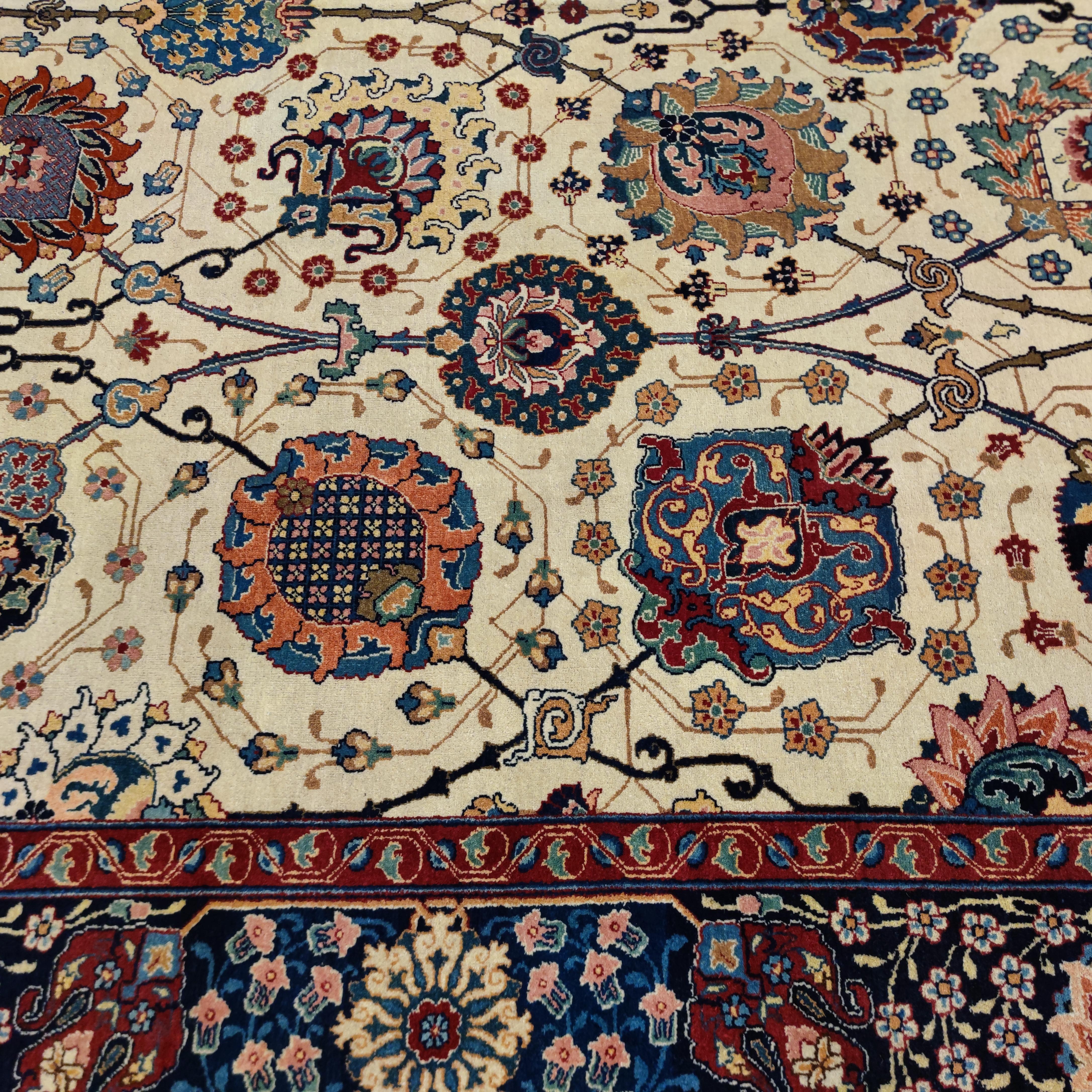 Fine Antique White Ground Tabriz Benlian Carpet with Large Scale All-Over Design In Excellent Condition For Sale In Milan, IT