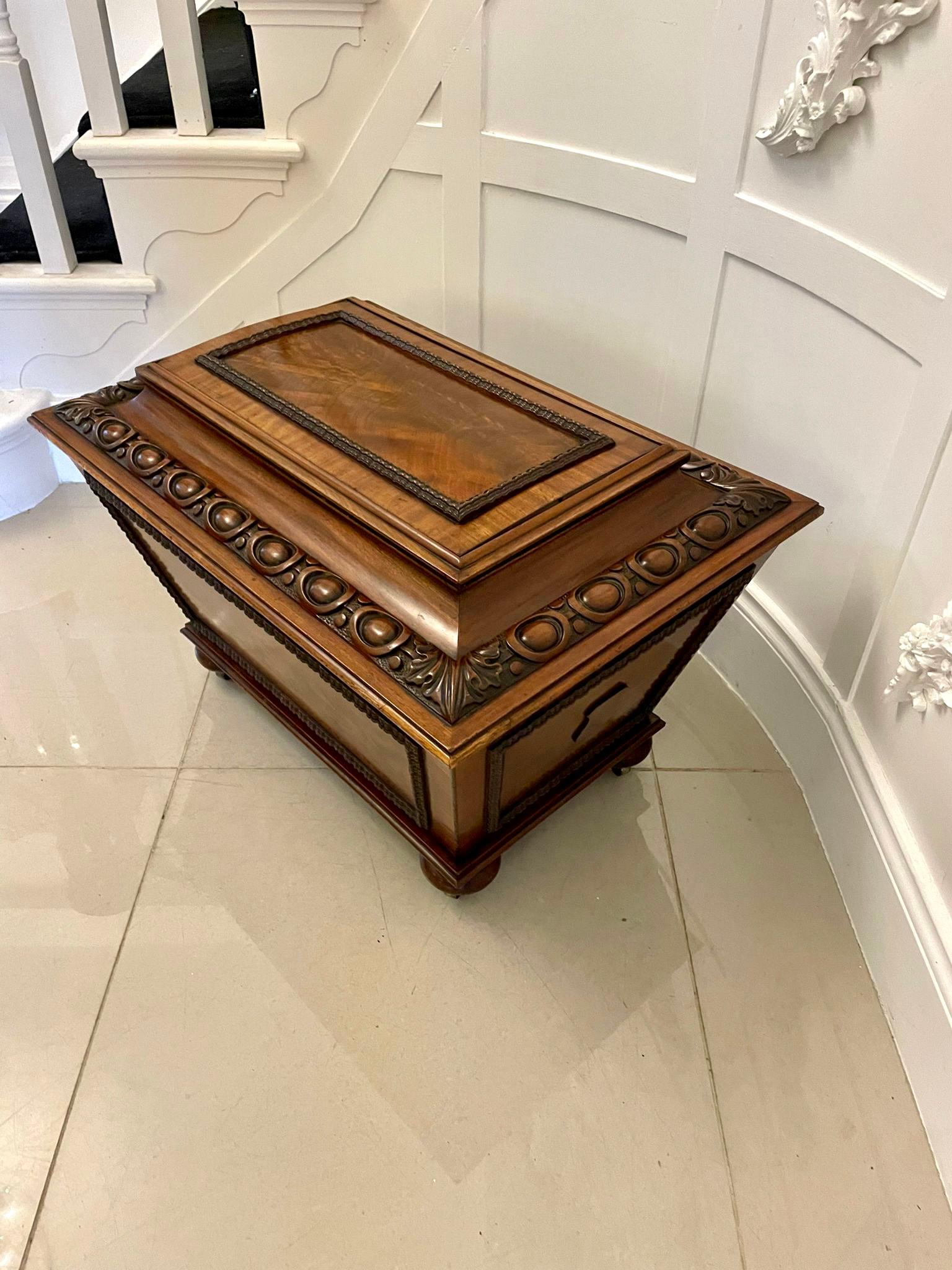 Glacière à vin ancienne William IV en acajou sculpté en vente 2