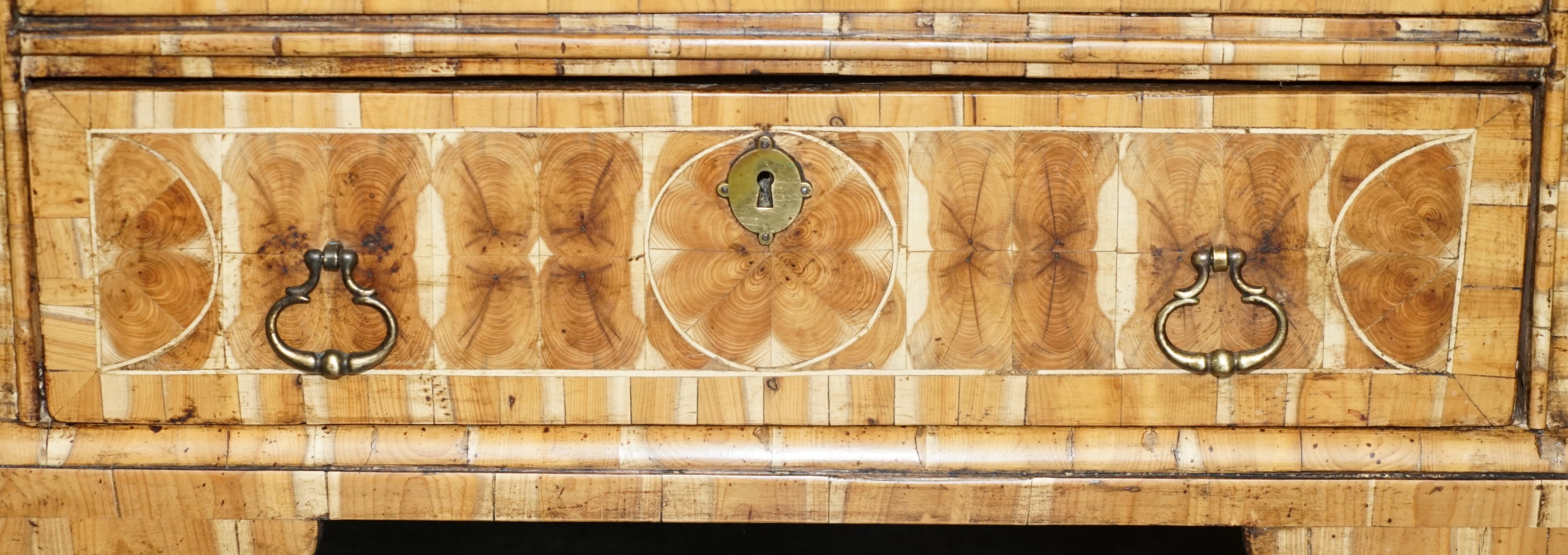 Fine Antique William & Mary Cir 1700 Kiefer Auster Laburnum Holz Kommode von Schubladen im Angebot 5