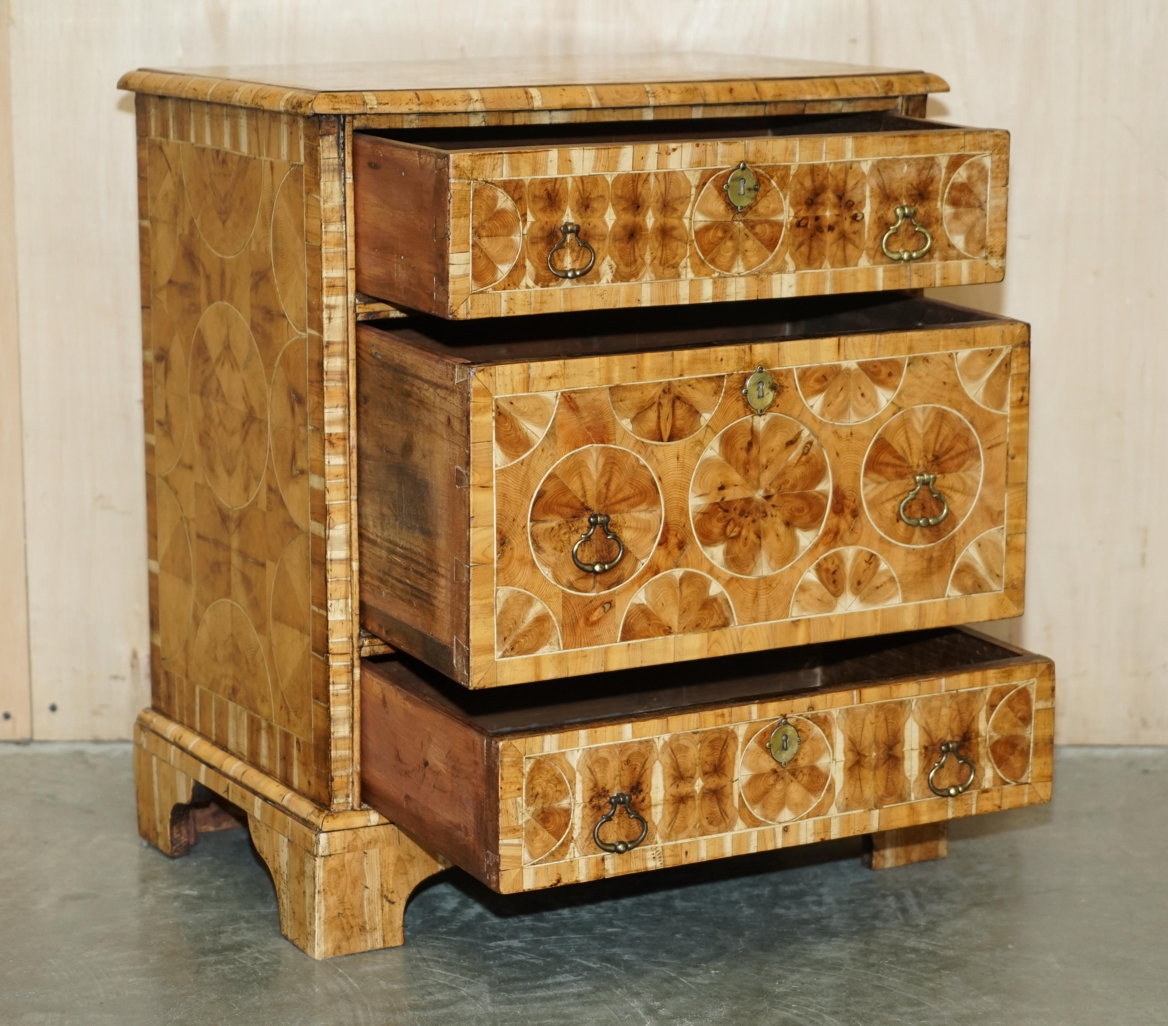 Fine Antique William & Mary Cir 1700 Kiefer Auster Laburnum Holz Kommode von Schubladen im Angebot 11