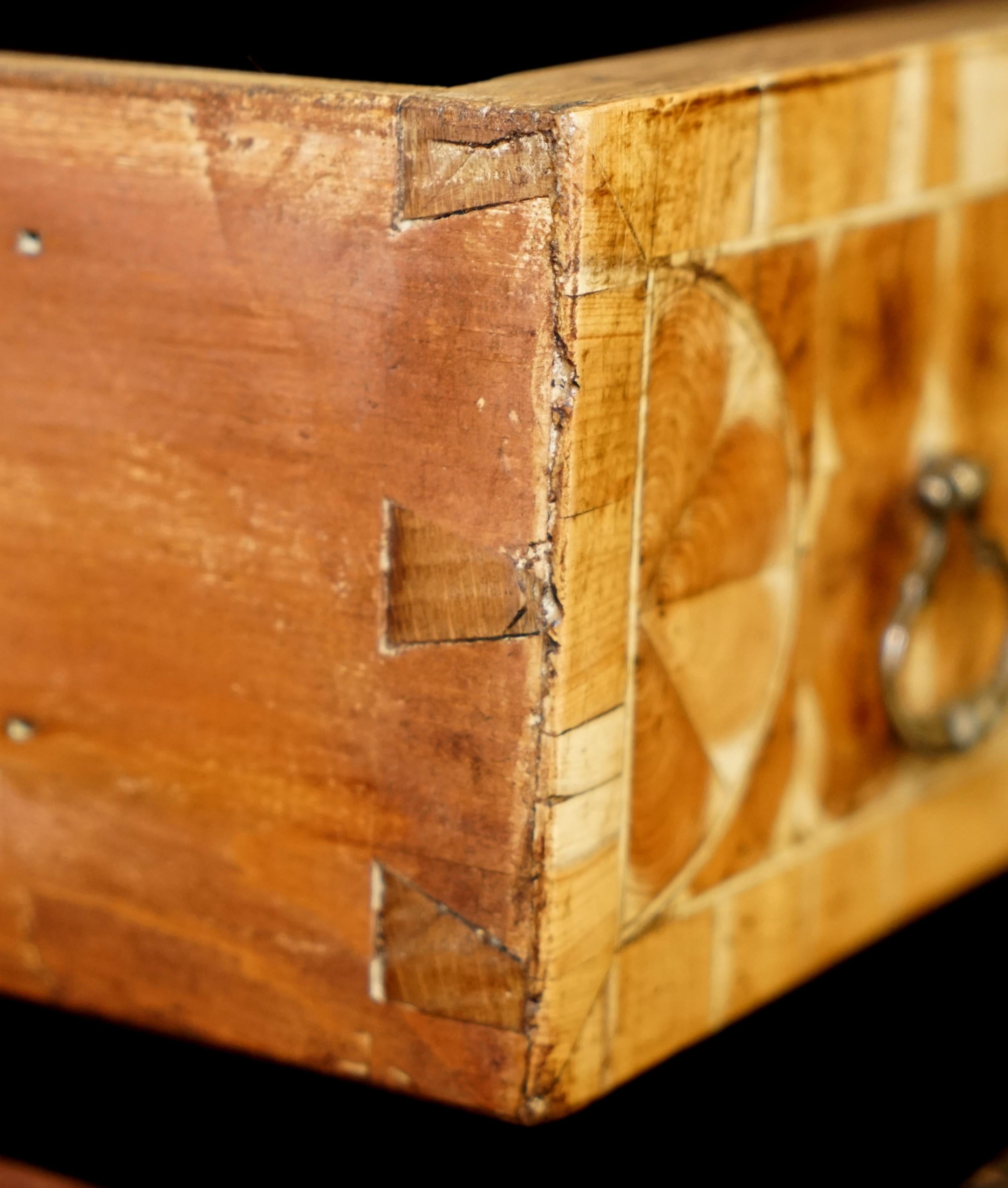 Fine Antique William & Mary Cir 1700 Kiefer Auster Laburnum Holz Kommode von Schubladen im Angebot 13