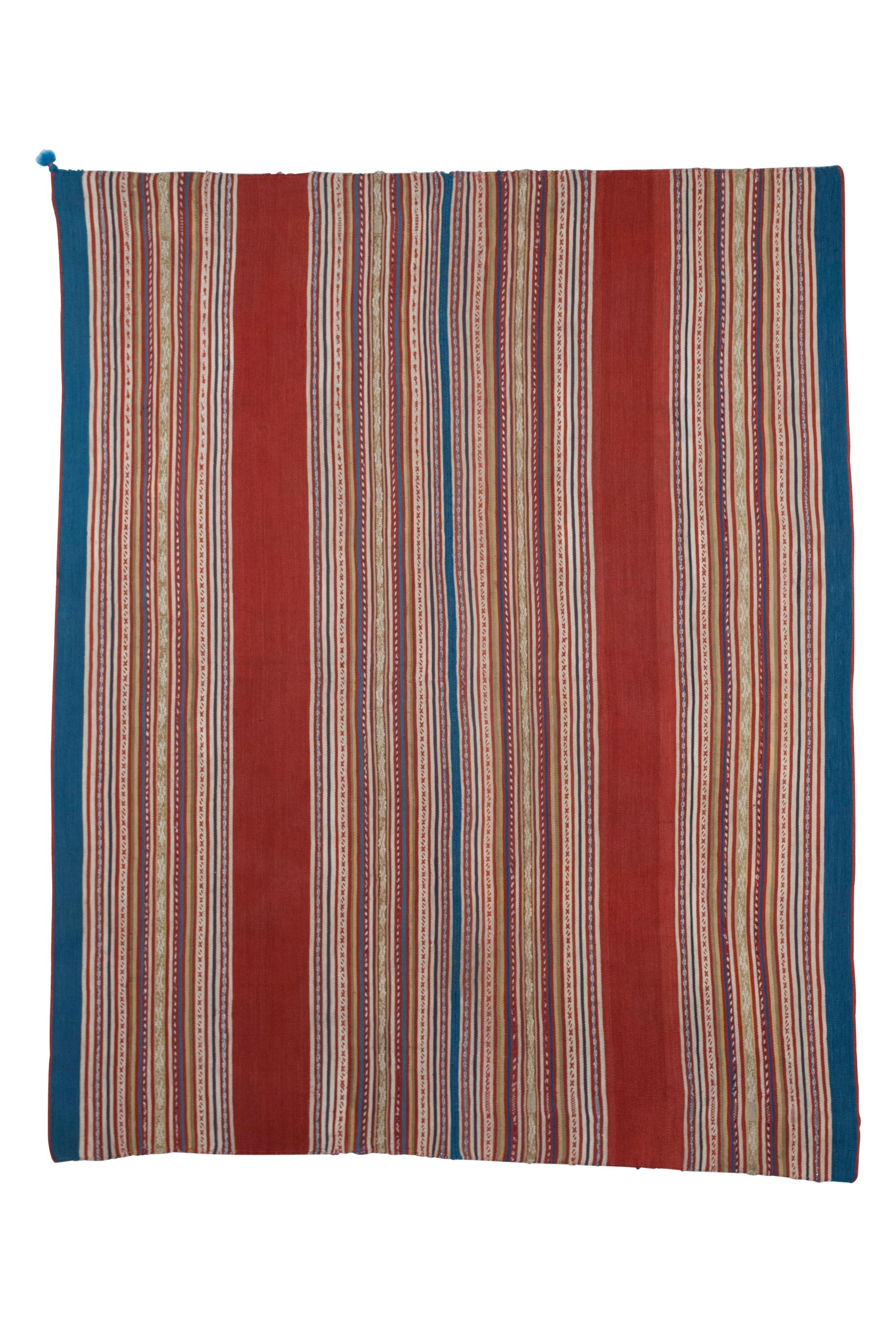 Manteau de femme antique (Awayo), Bolivie

Ce awayo, ou manteau de femme, d'une qualité exceptionnelle, présente trois groupes de bandes verticales à motifs serrés et de bandes colorées séparées par deux larges bandes monochromatiques teintes à la