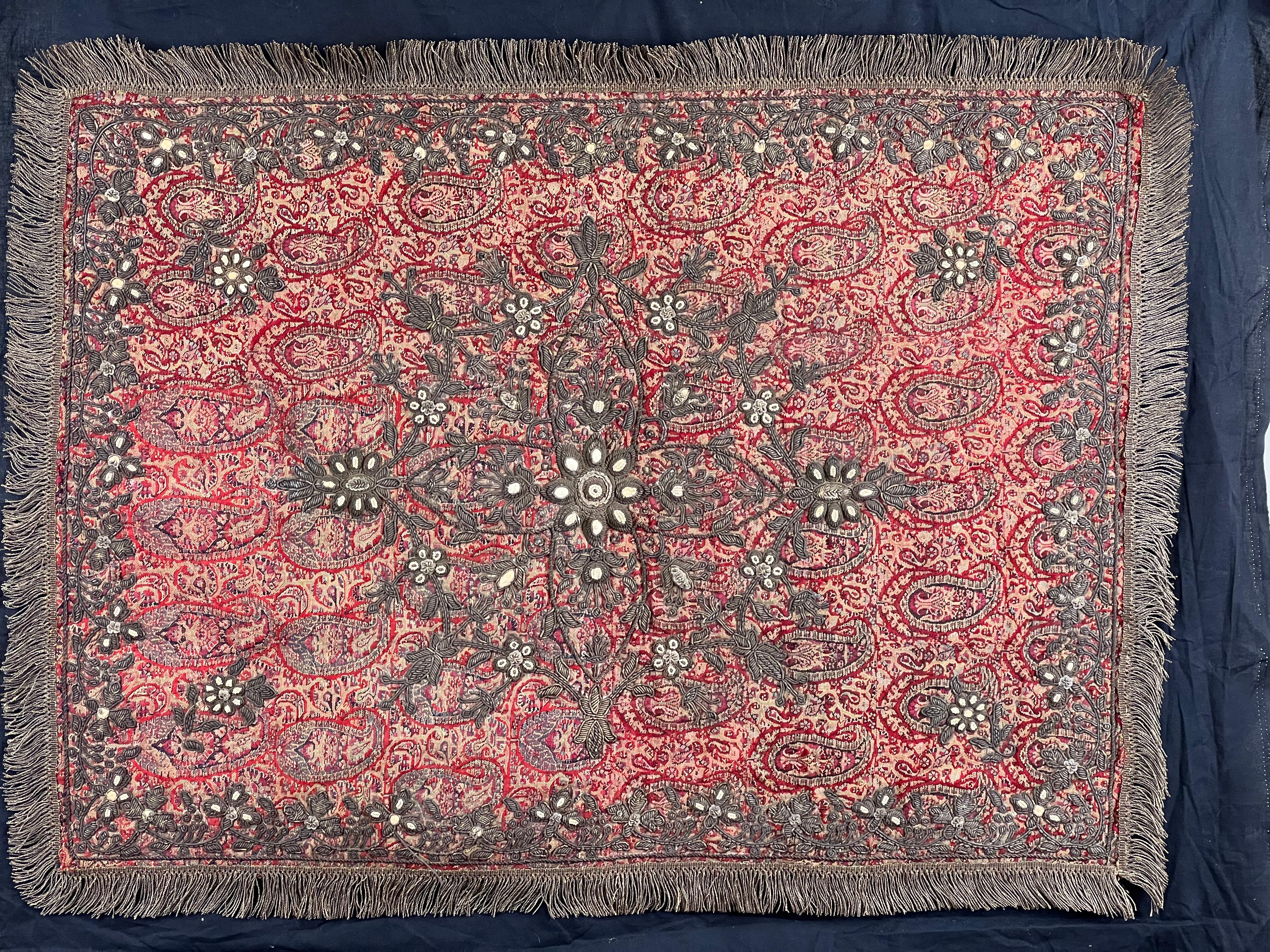 Dieses reich bestickte und geschichtsträchtige Textil ist ein schönes Beispiel für Zardozi-Nadelarbeit, die wahrscheinlich im späten 19. oder frühen 20. Jahrhundert in Nordindien hergestellt wurde. Die dicht gearbeitete Oberfläche zeigt kunstvolle