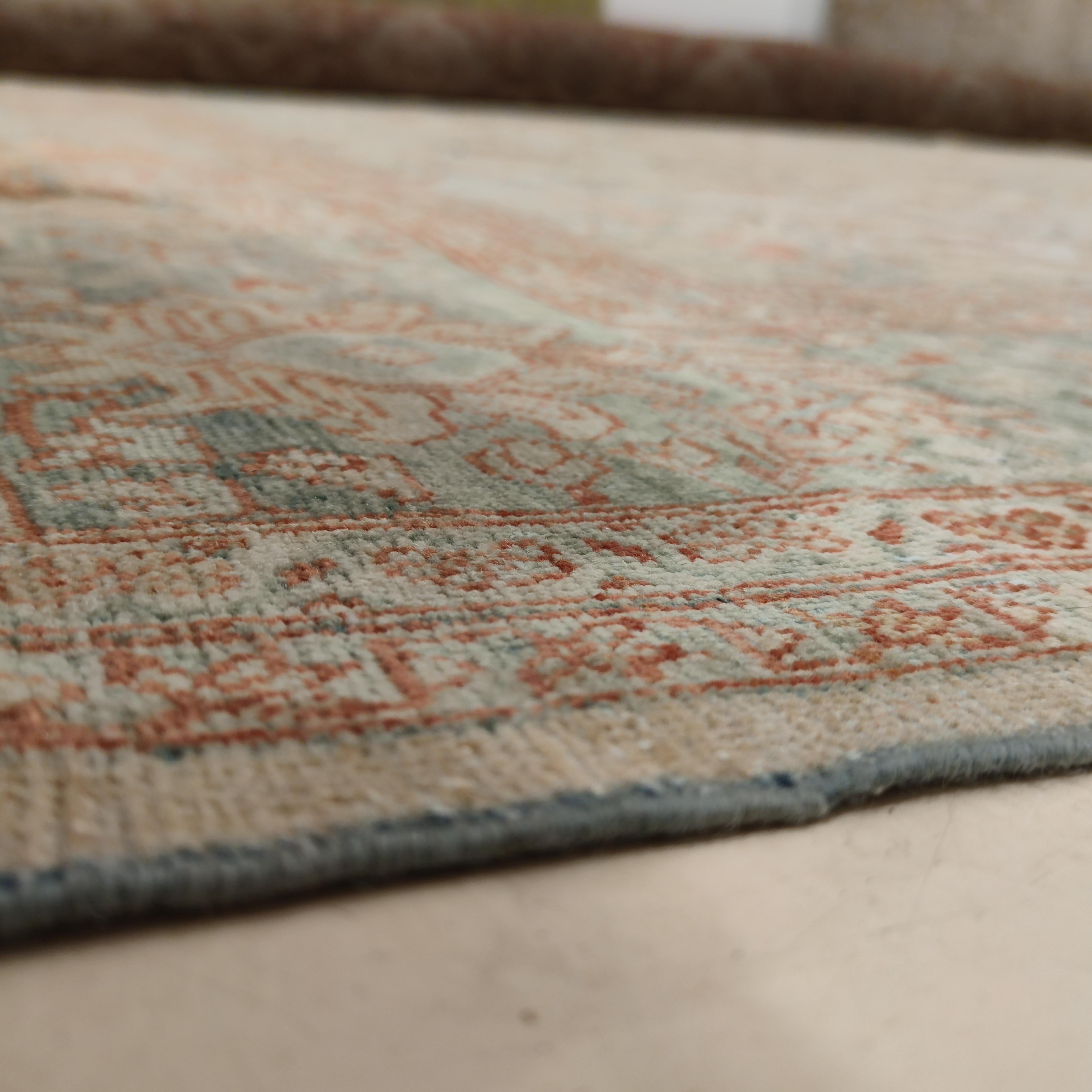 Fine Antique Ziegler Sultanabad Rug with Large Scale Scrolling Palmettes For Sale 3