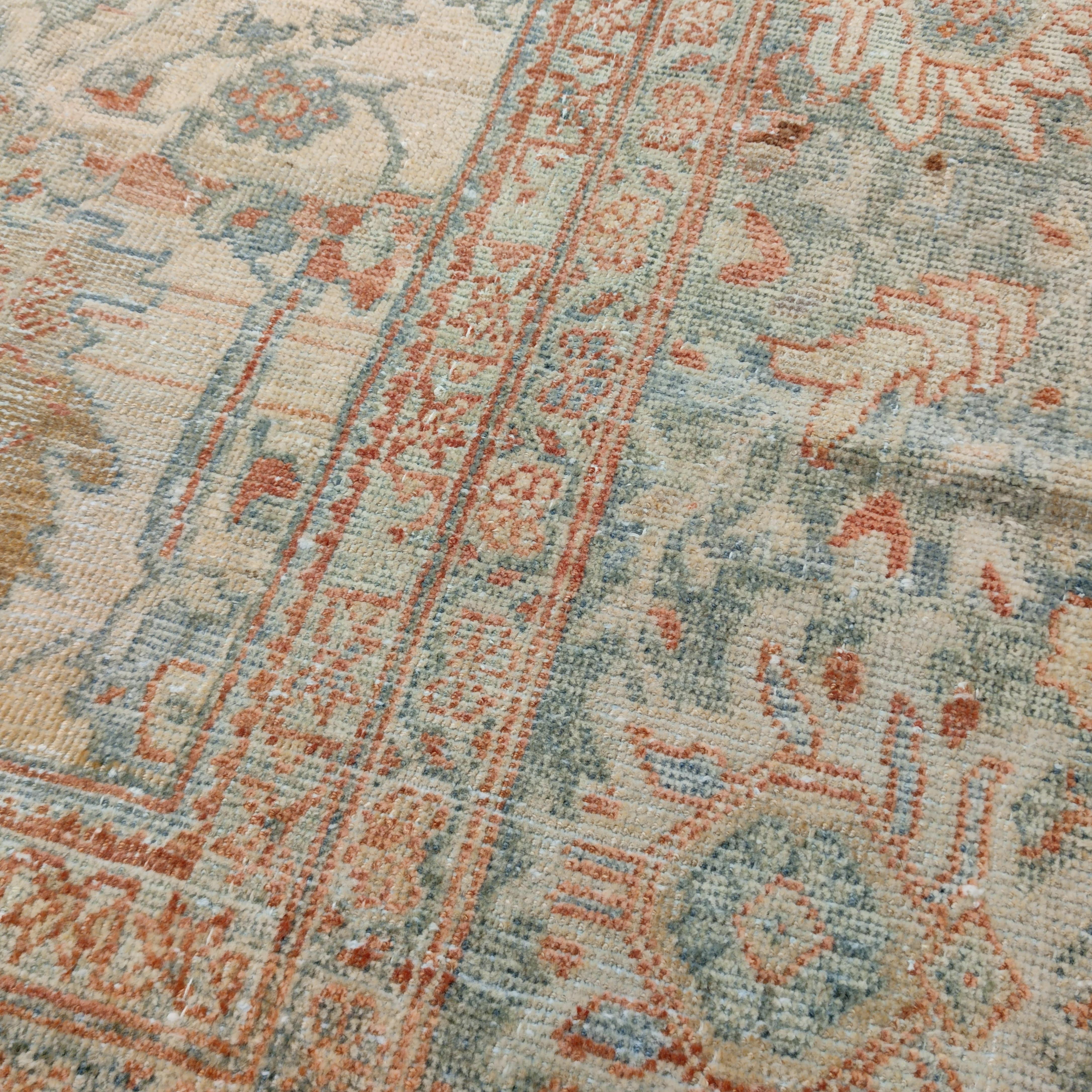Fine Antique Ziegler Sultanabad Rug with Large Scale Scrolling Palmettes In Good Condition For Sale In Milan, IT
