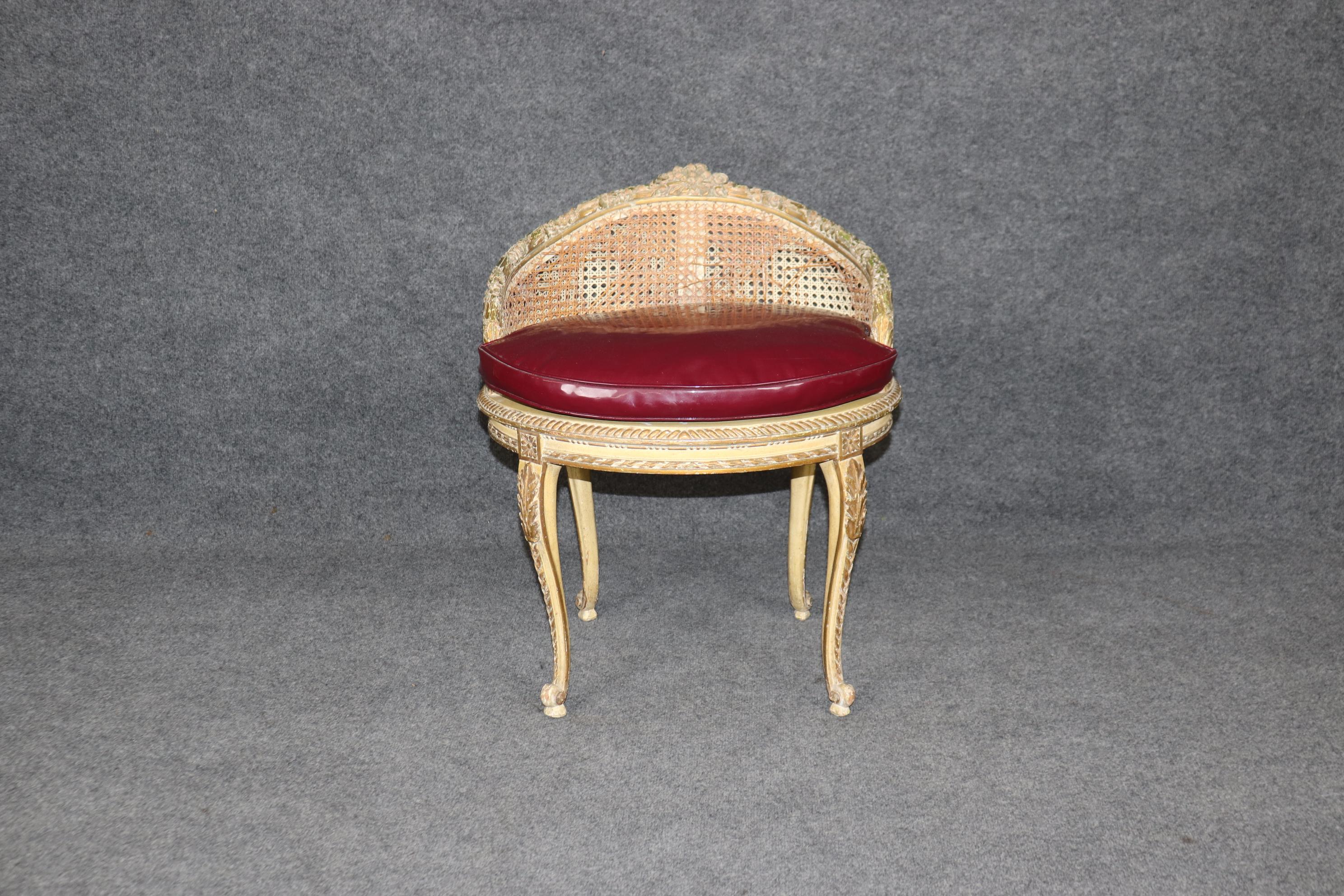 Il s'agit d'un superbe meuble-lavabo de style Louis XV pour dames, datant des années 1920, et d'un tabouret assorti. La finition est entièrement d'origine et possède même son tabouret d'origine recouvert de similicuir rouge. Il y a des signes