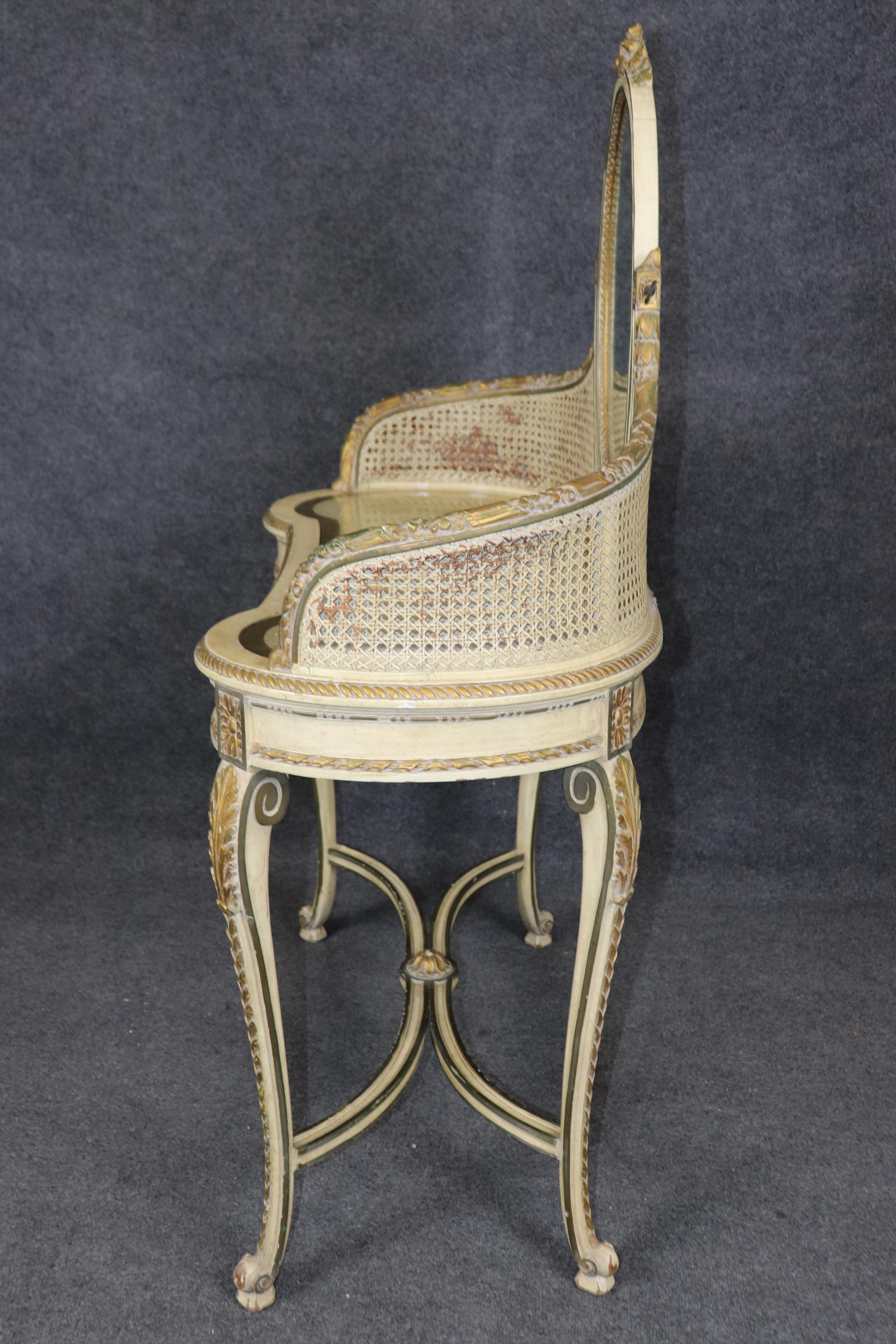 Vanité et tabouret assortis Antuque French Cane Creme Painted Louis ladies XV Vanity and Matching Stool Bon état à Swedesboro, NJ
