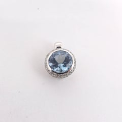 Colgante de Oro Blanco con 1 Aguamarina y Diamantes.