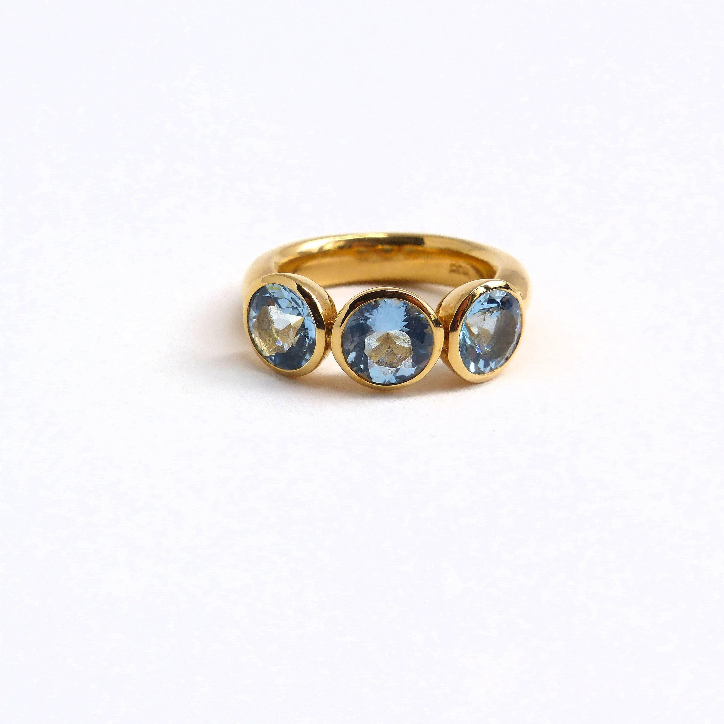 This 18k rose gold (11.52g) ring is set with 3x fine Aquamarines (facetted, round, 8mm, 3.29cts). 

Ringsize: 7 (54.5)
