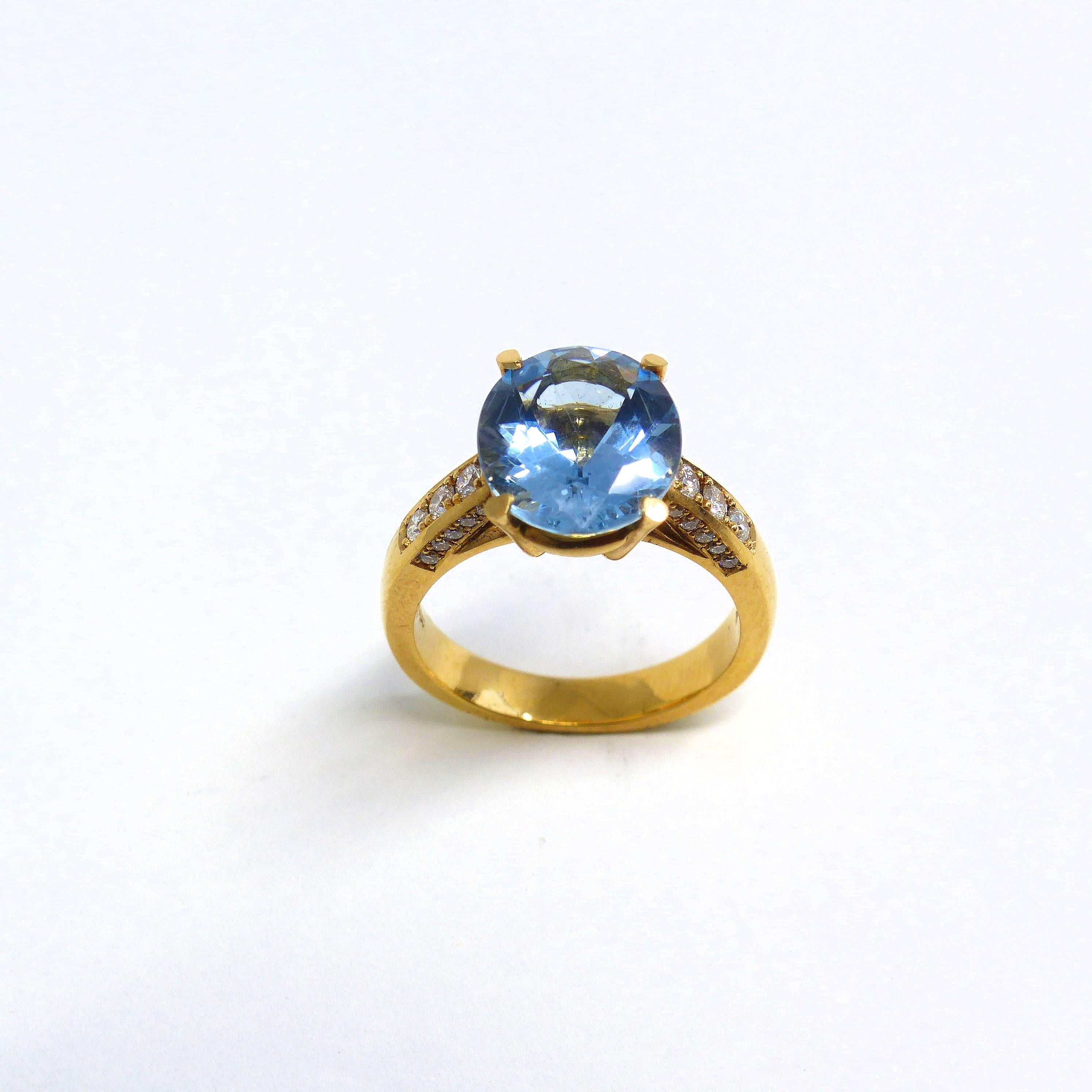 Thomas Leyser è famoso per i suoi design di gioielli contemporanei che utilizzano pietre preziose. 

Questo anello in oro rosa 18k (7,77g) è incastonato con 1x acquamarina fine (sfaccettata, ovale, 12x10mm, 3,86ct) + 26x diamanti (taglio brillante,