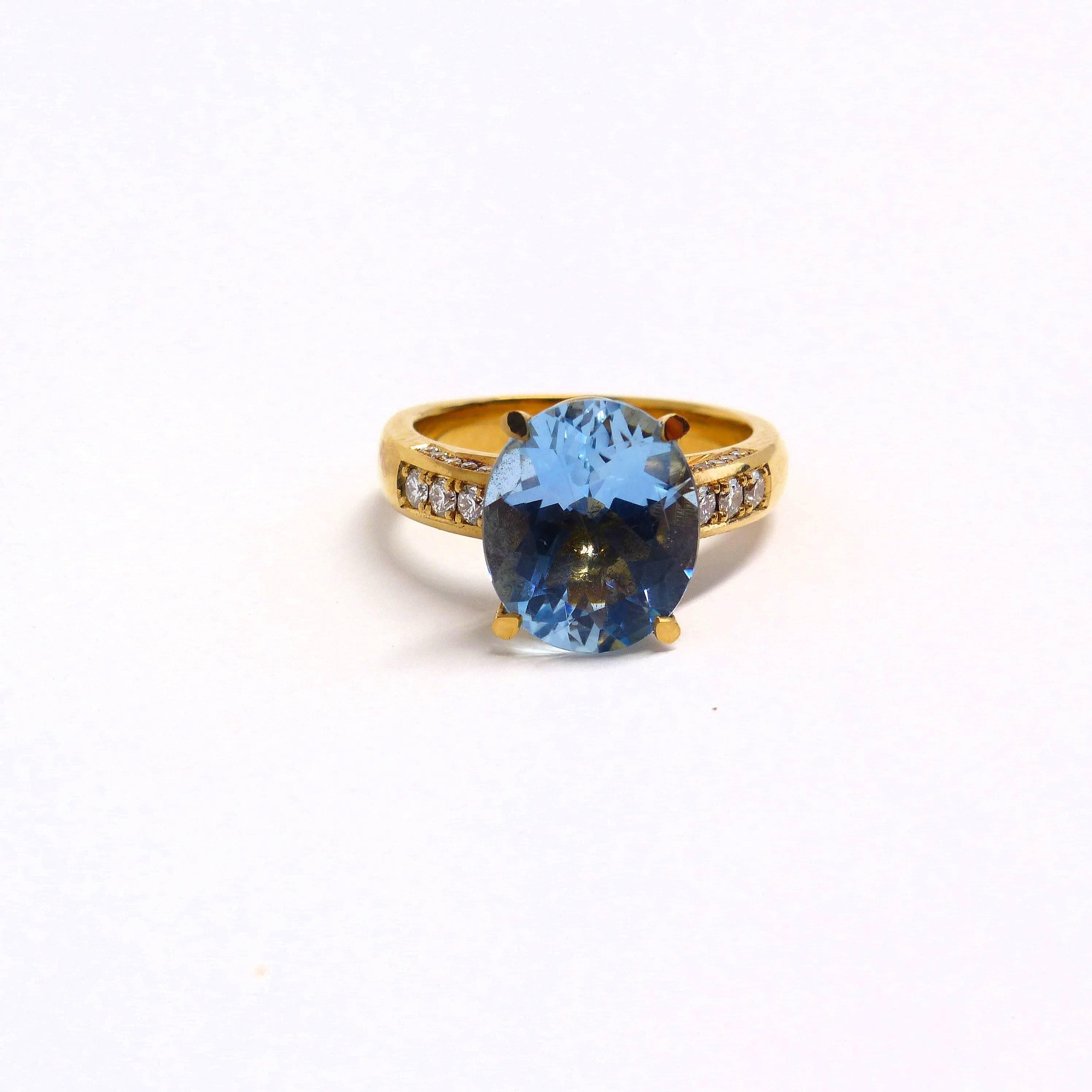 Contemporary Ring in Rose Gold with 1 Aquamarine and Diamonds. For Sale