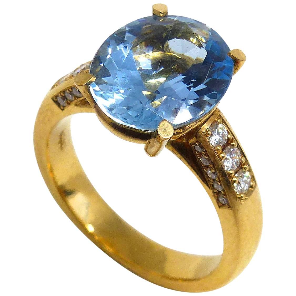 Ring aus Roségold mit 1 Aquamarin und Diamanten.