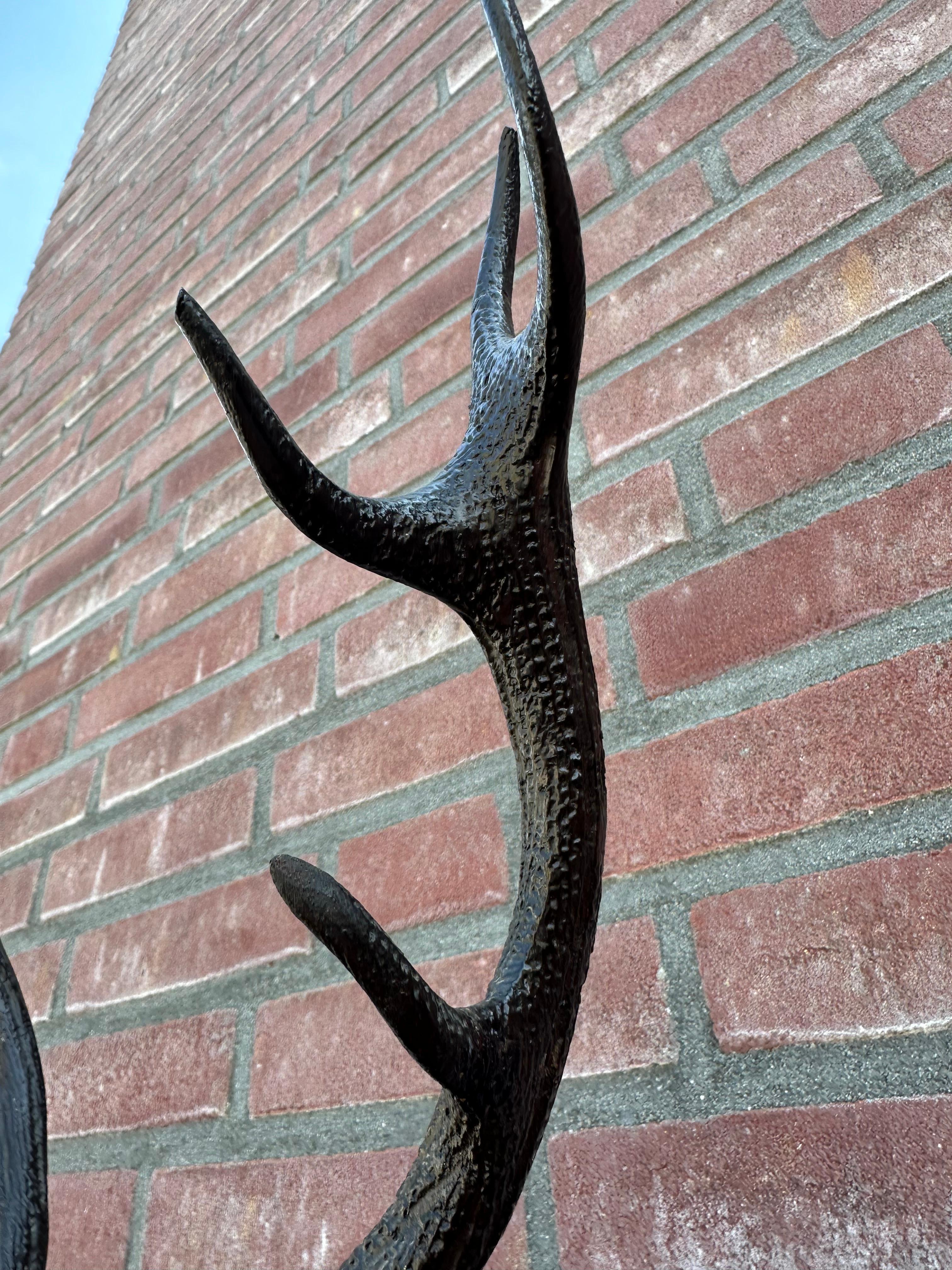 Escultura de pared de madera antigua tallada a mano con forma de trofeo de ciervo de la Selva Negra en venta 1