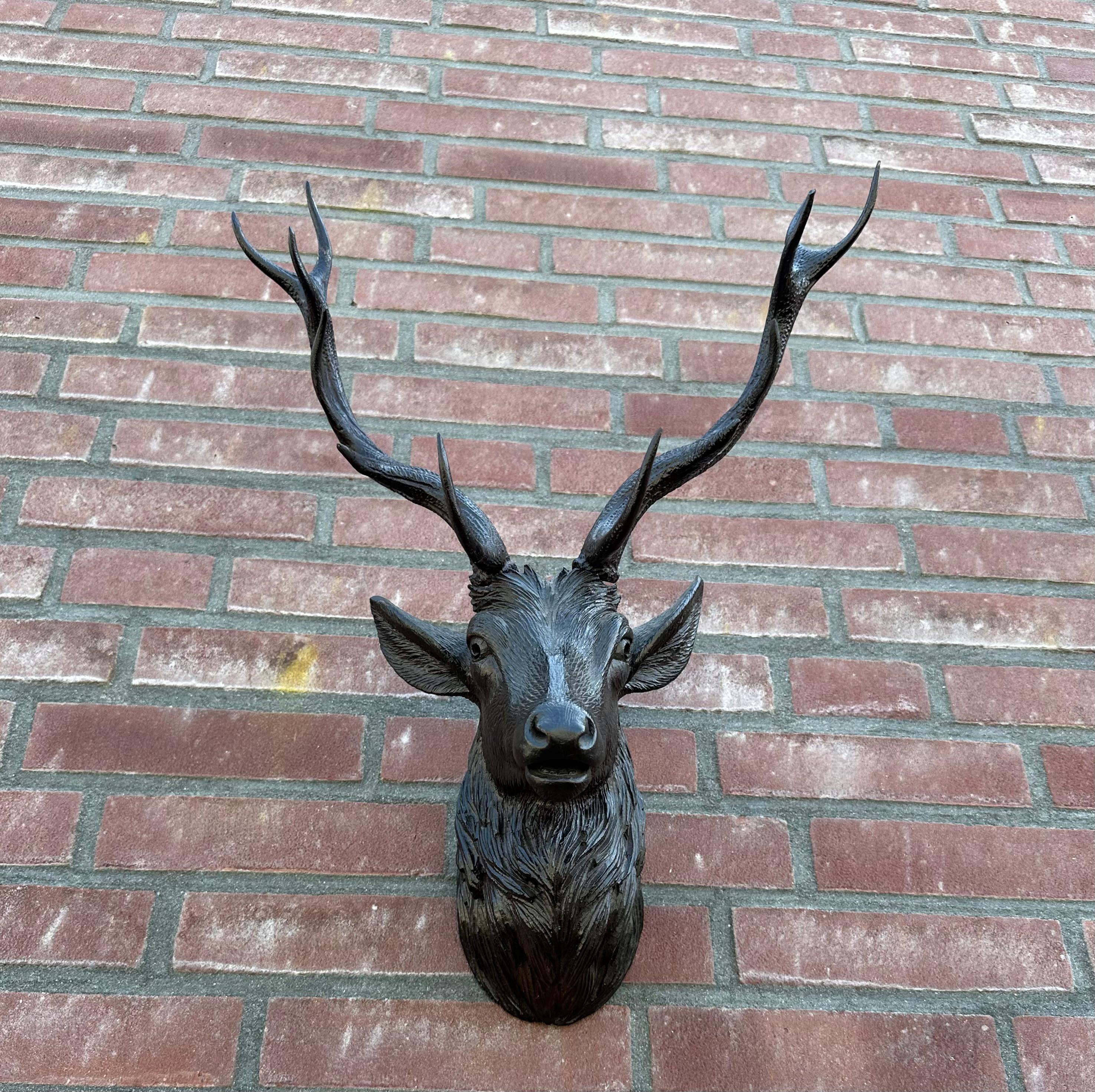 Escultura de pared de madera antigua tallada a mano con forma de trofeo de ciervo de la Selva Negra Alemán en venta