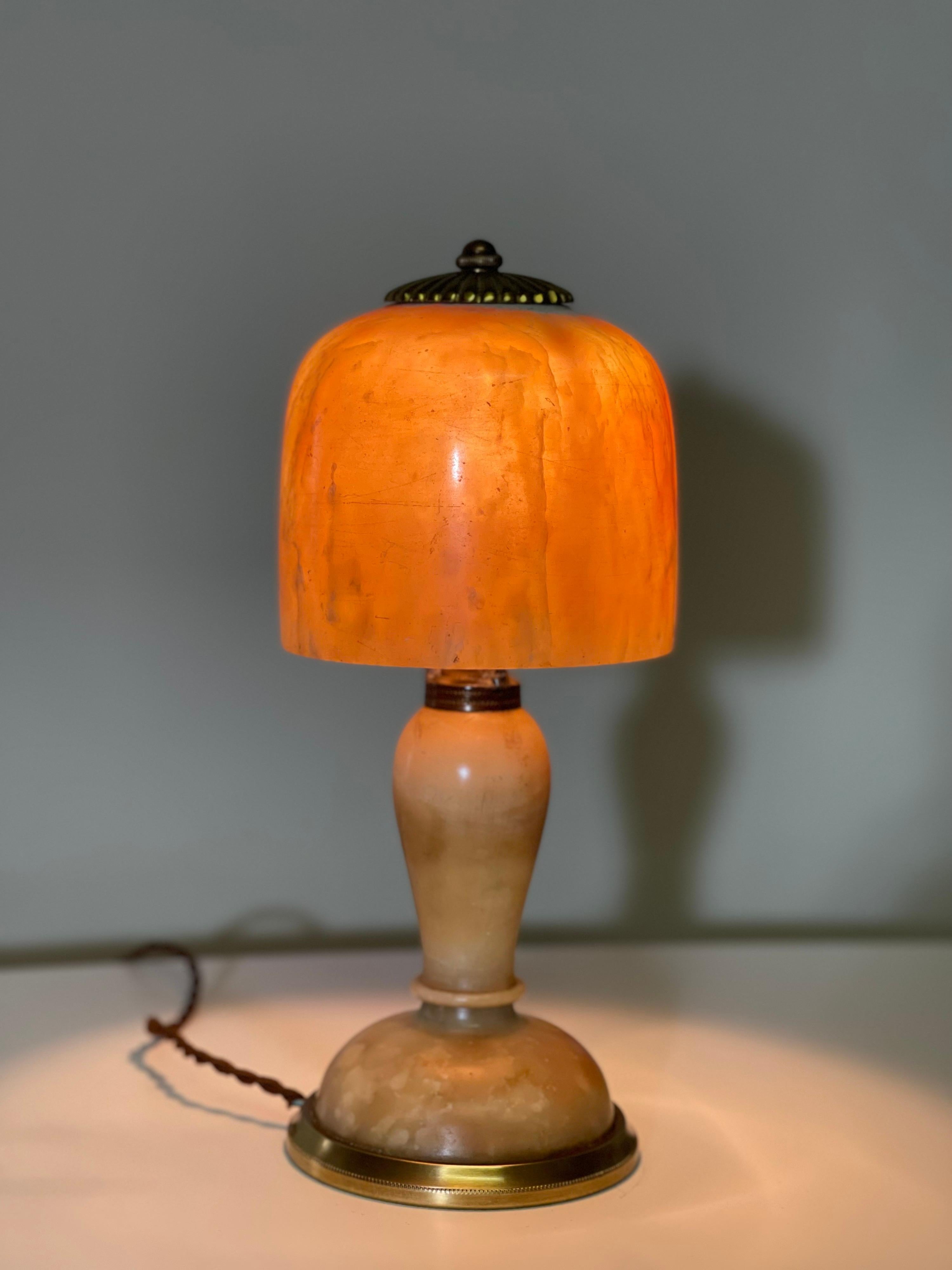Une petite et jolie lampe de table en albâtre et laiton signée, France, vers les années 1930.

Prise de courant : un x b 22 (bajonnett français).

 