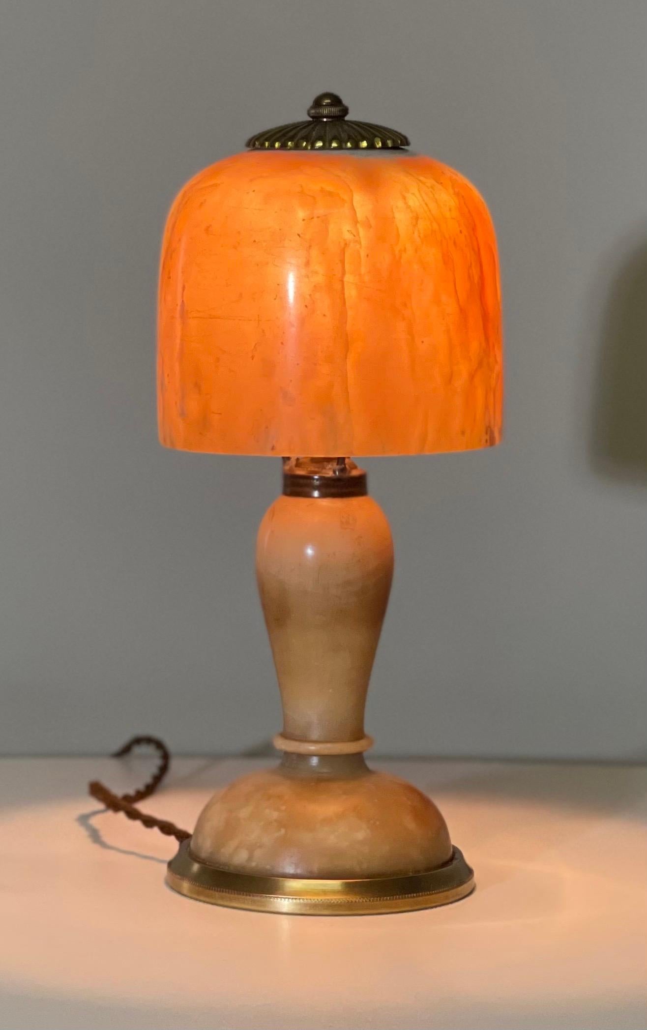 French  Art Deco Alabaster and Brass Table Lamp, circa 1930s In Good Condition For Sale In Wiesbaden, Hessen