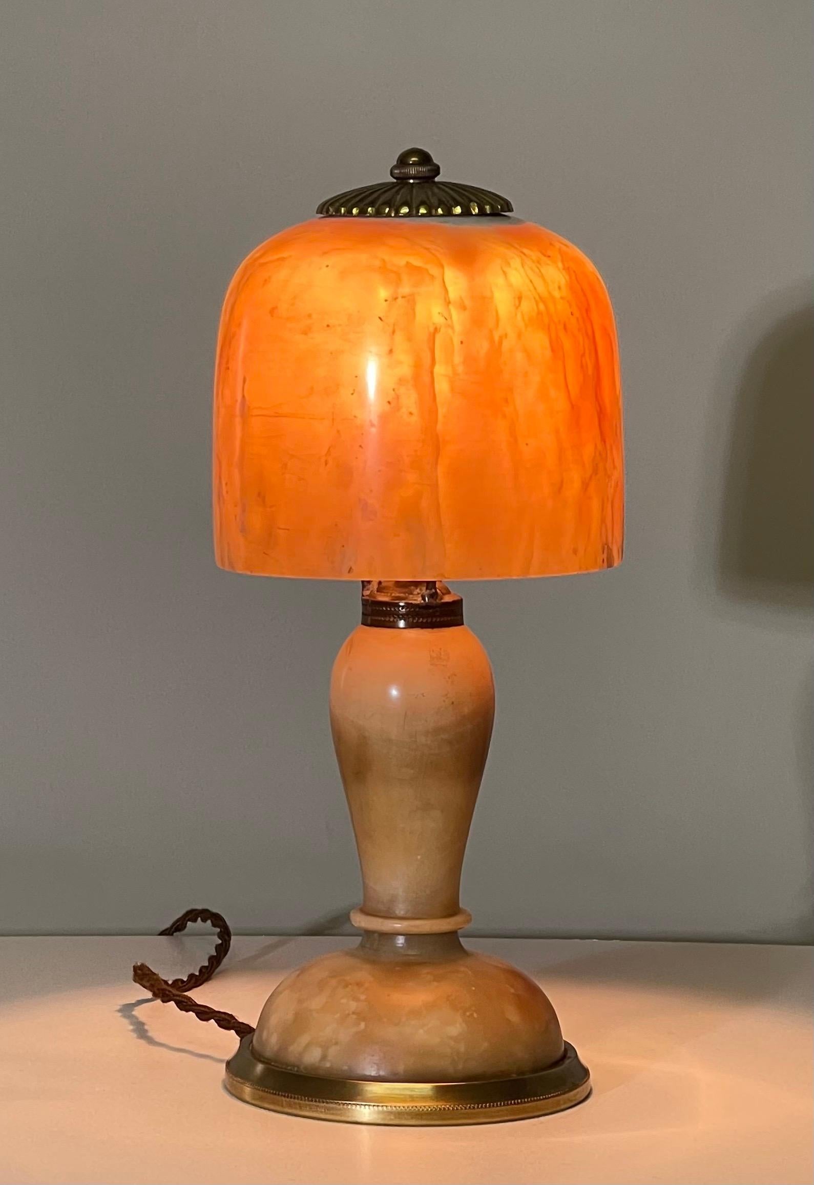 Français Taille française  Lampe de bureau Art Déco en albâtre et laiton, vers 1930 en vente