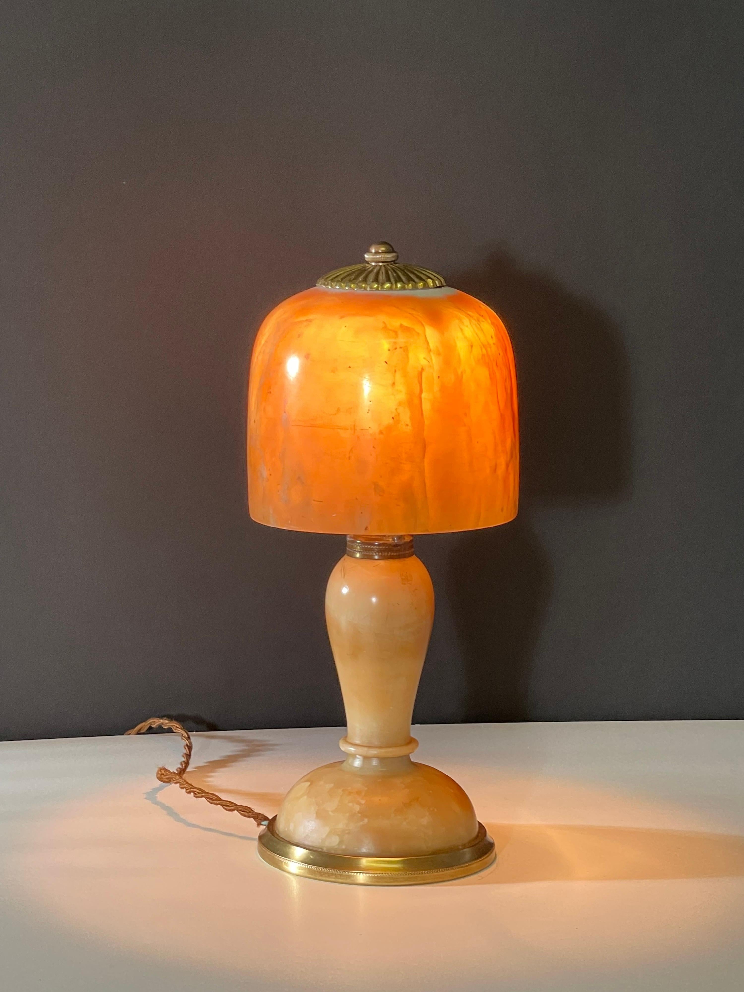 Taille française  Lampe de bureau Art Déco en albâtre et laiton, vers 1930 Bon état - En vente à Wiesbaden, Hessen