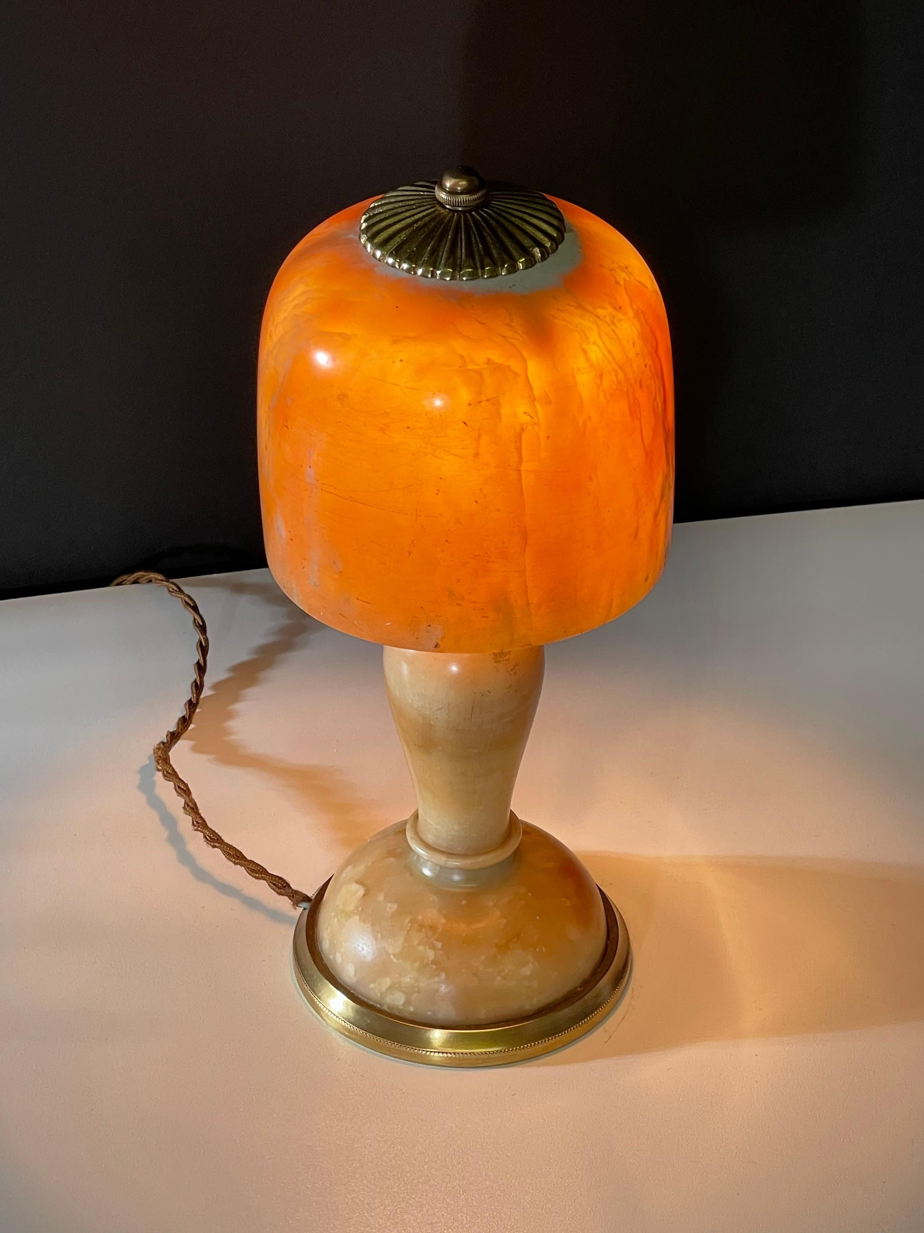 French  Art Deco Alabaster and Brass Table Lamp, circa 1930s For Sale 3