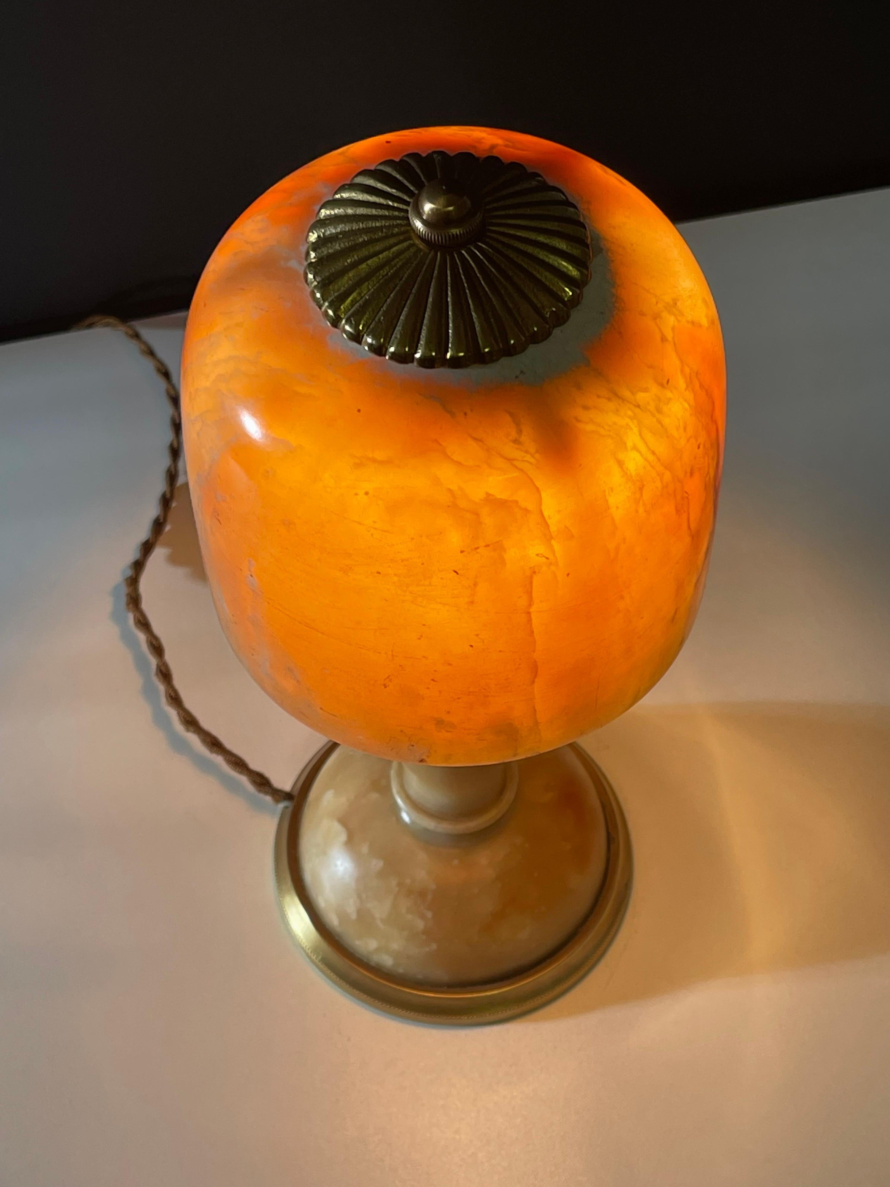 Taille française  Lampe de bureau Art Déco en albâtre et laiton, vers 1930 en vente 1