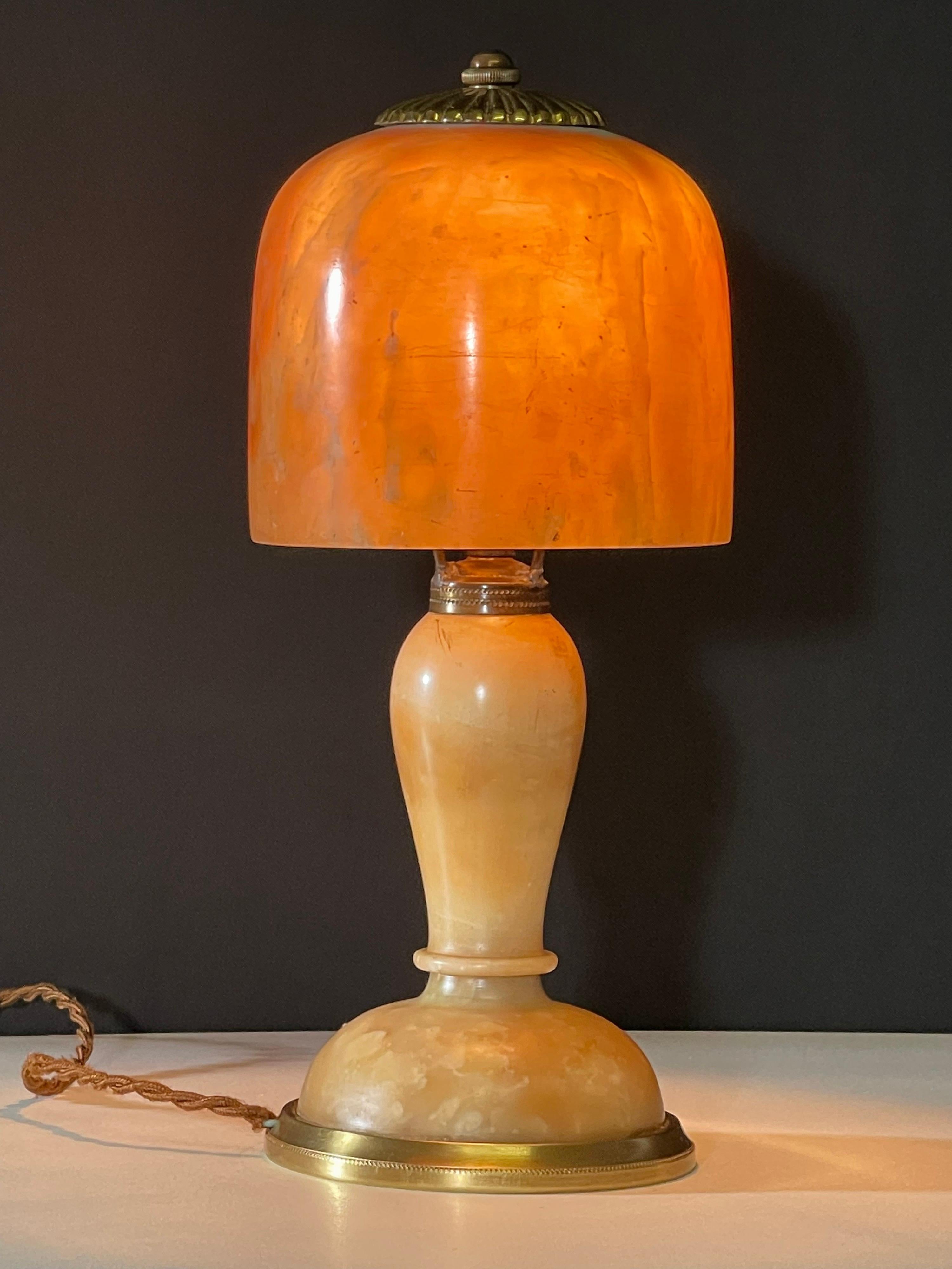 French  Art Deco Alabaster and Brass Table Lamp, circa 1930s For Sale 5