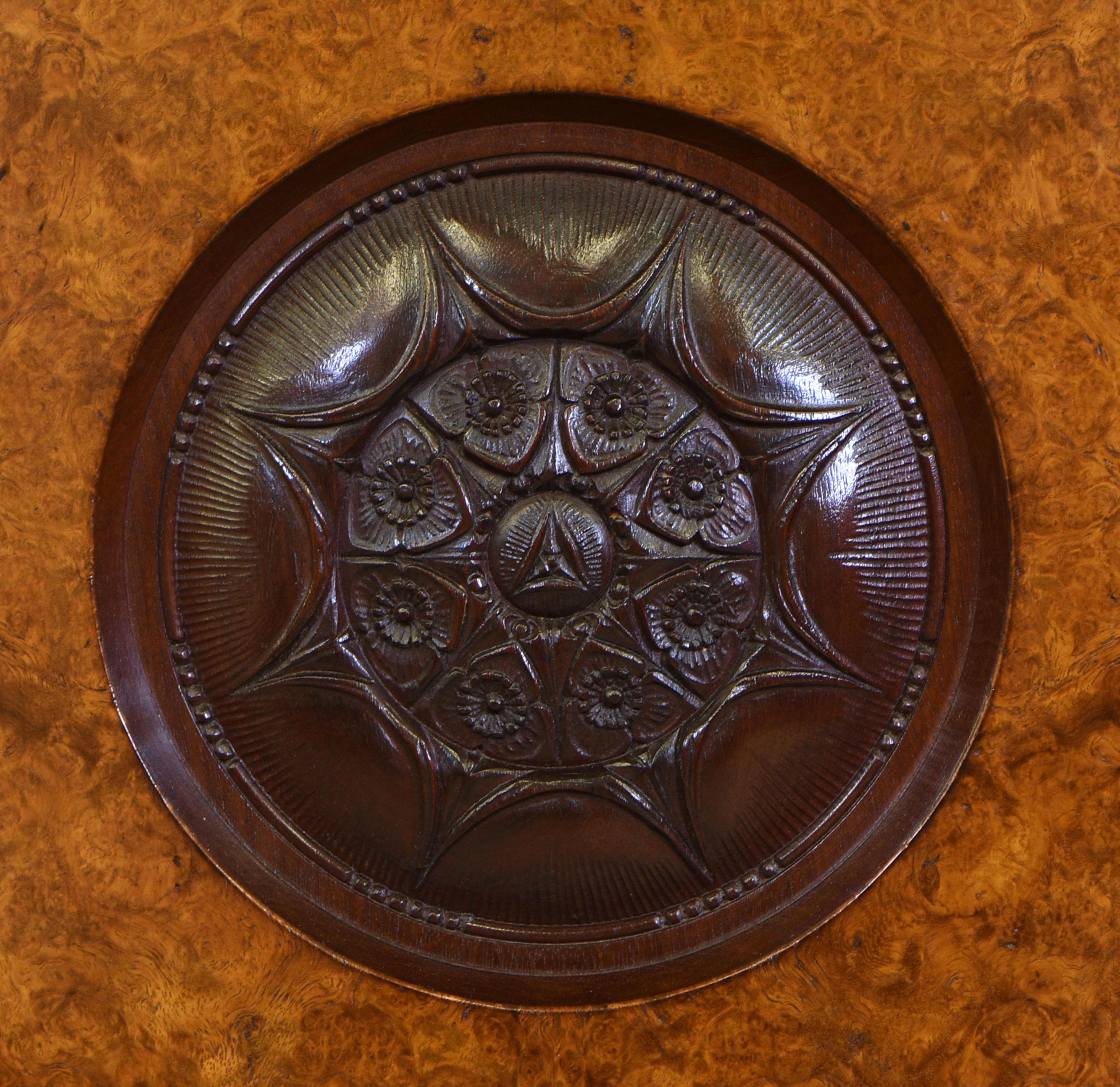 Intagliato a mano Raffinato gabinetto Amboyna Art Deco di Georges De Bardyère, circa 1925 in vendita