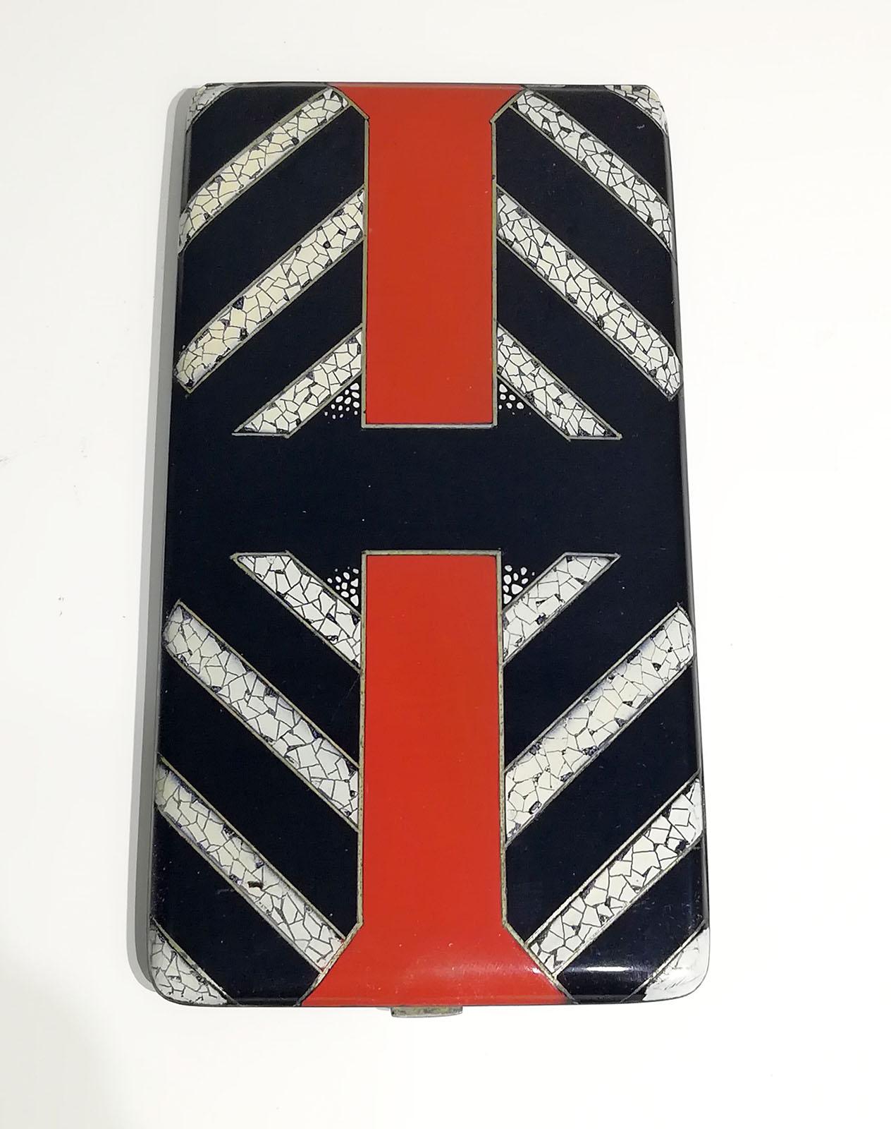 Superb cigarette case from the Art Deco period with wonderful black and red lacquered silver geometric pattern, and eggshell (coquille d'oeuf) decoration.
Eggshell collectible were in the 1930s very desirable luxury items.
The inside containing a