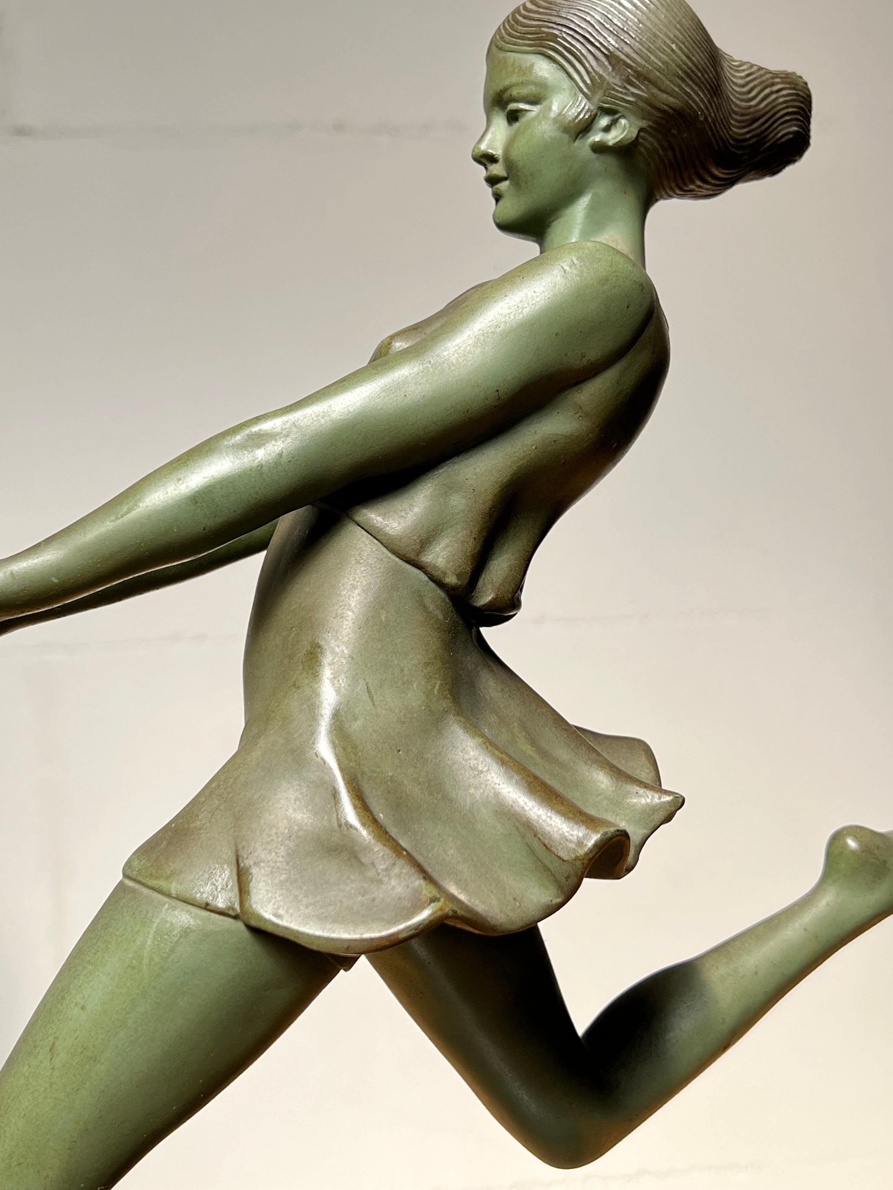 Statue en bronze Art déco d'une jeune fille avec des lévriers par le sculpteur français Geo Maxim 7