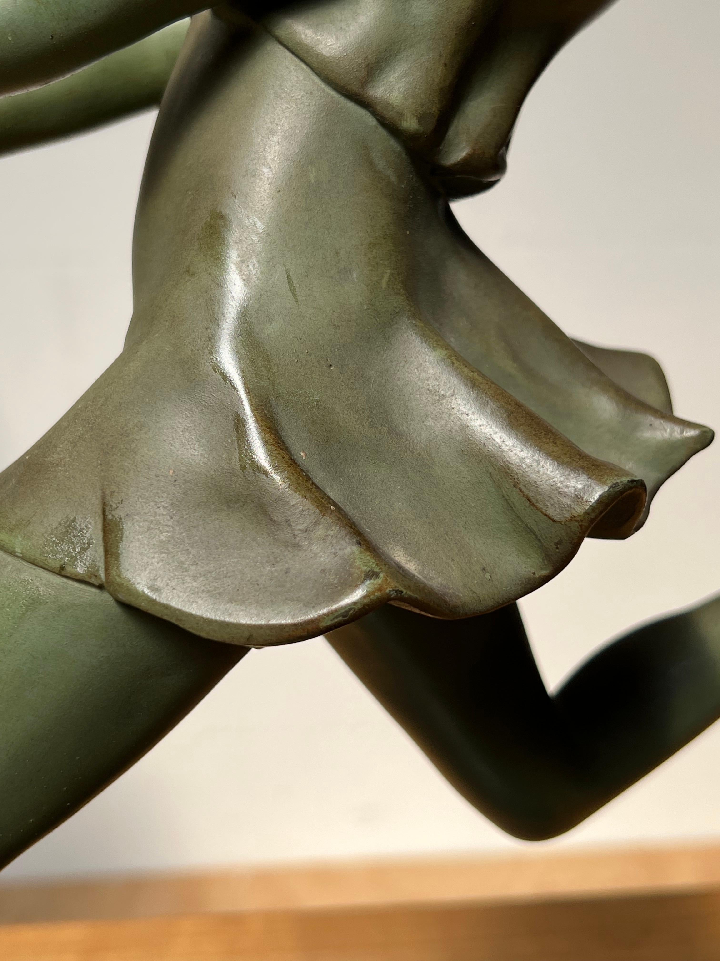 Statue en bronze Art déco d'une jeune fille avec des lévriers par le sculpteur français Geo Maxim 9