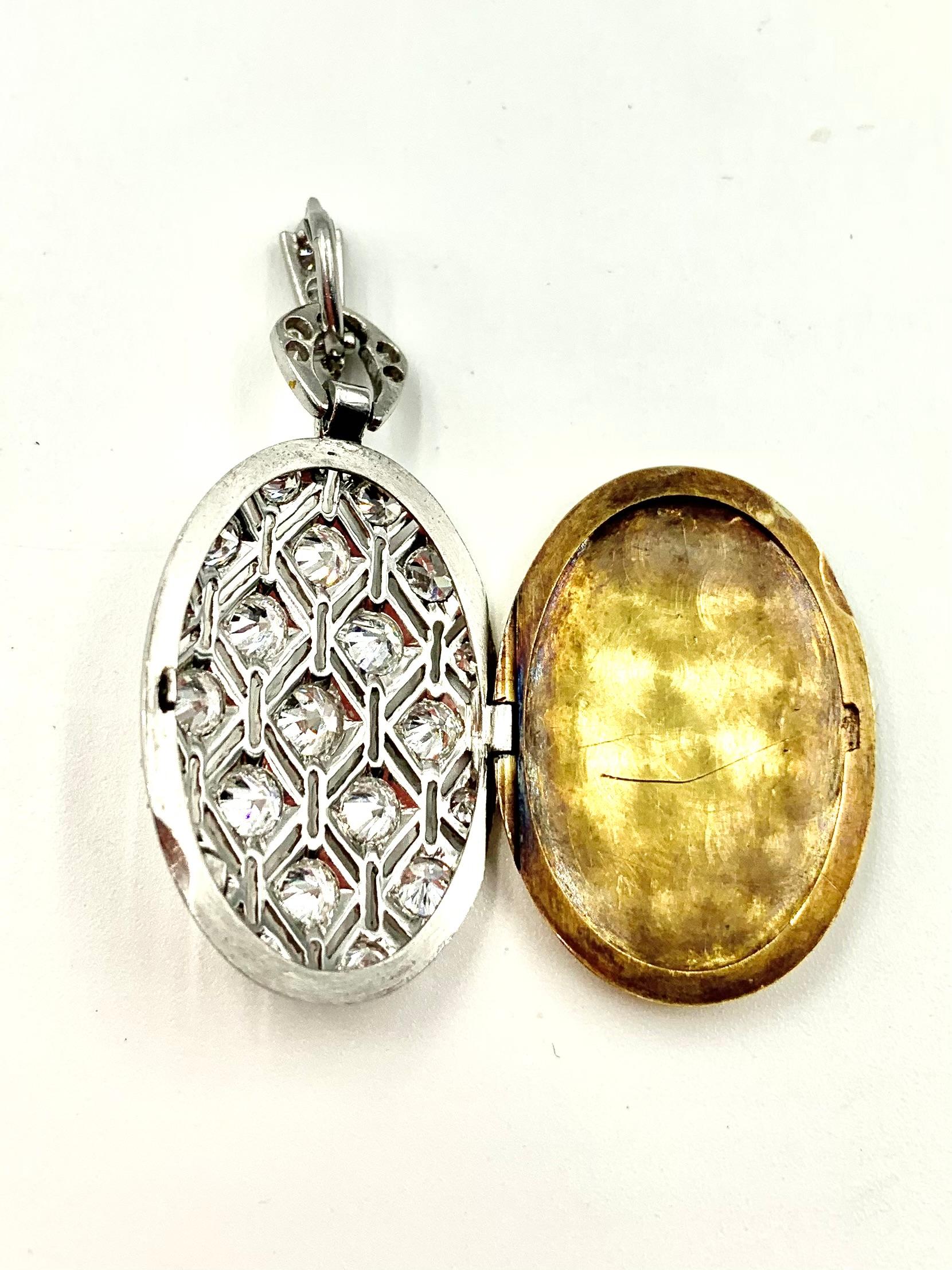 Ciondolo ovale reticolato in oro giallo 18 carati con diamante in platino di fine Art Deco in vendita 4