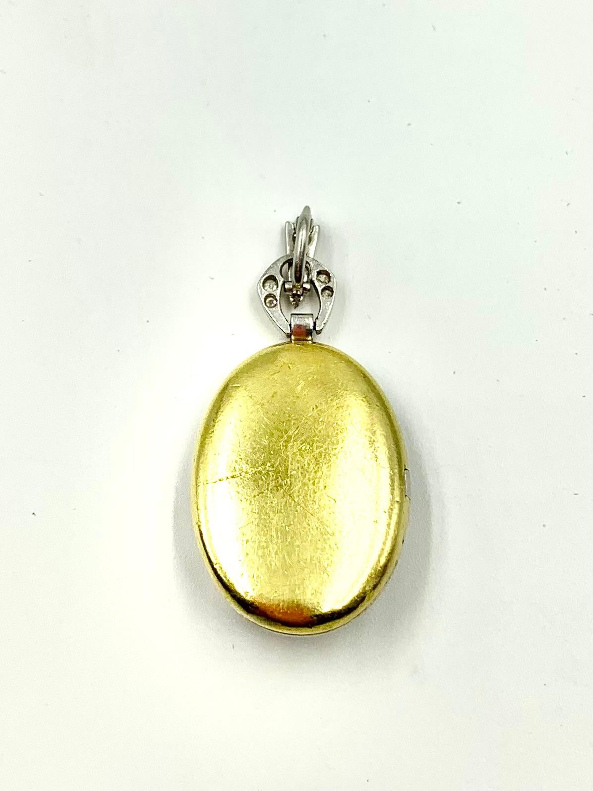 Ciondolo ovale reticolato in oro giallo 18 carati con diamante in platino di fine Art Deco in vendita 5