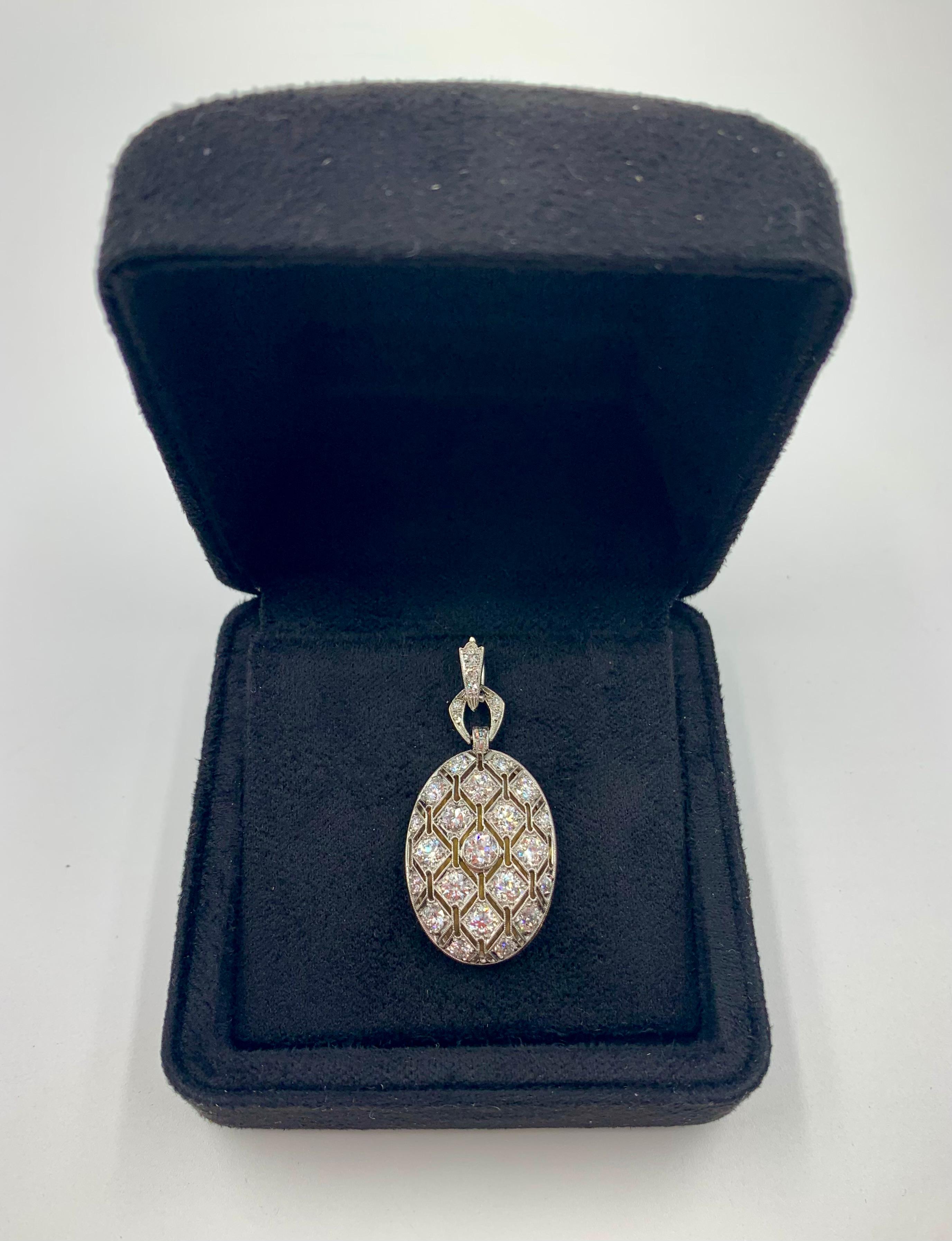 Ciondolo ovale reticolato in oro giallo 18 carati con diamante in platino di fine Art Deco in vendita 6