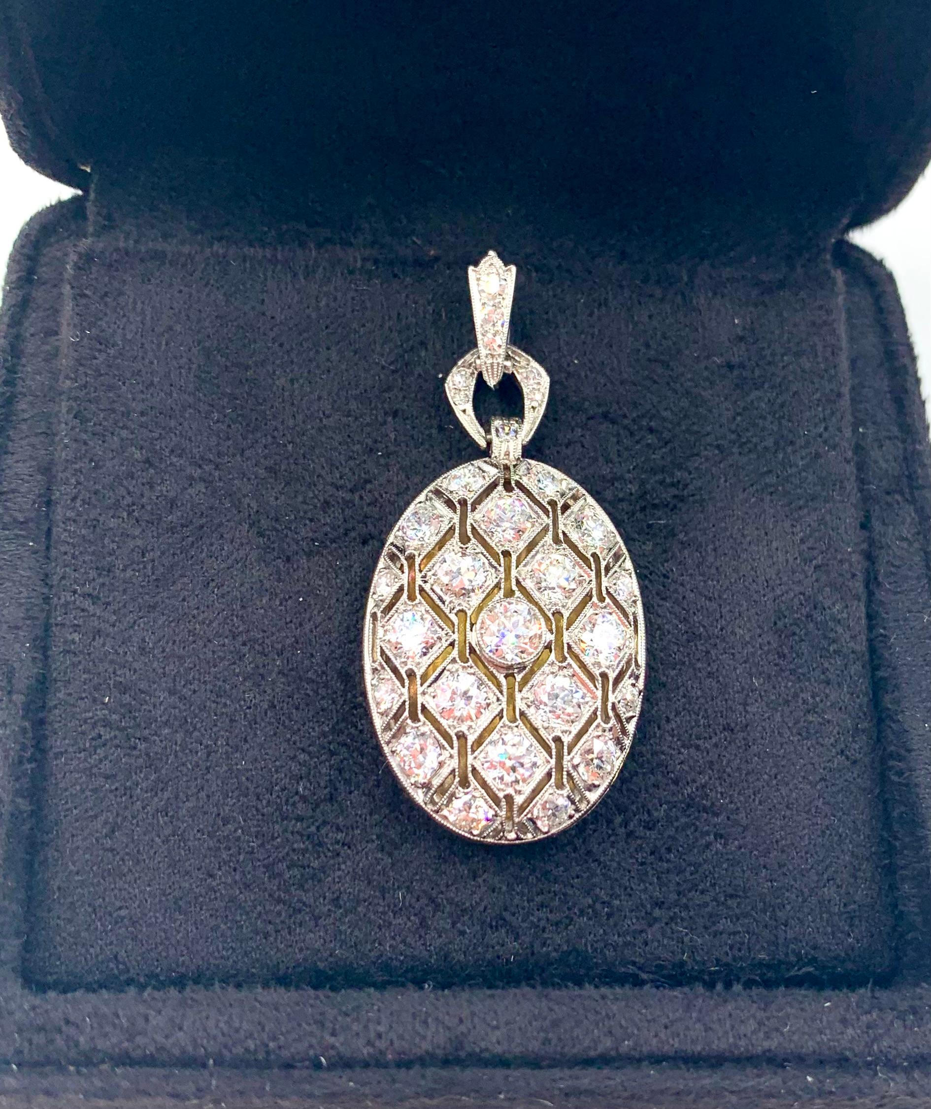 Ciondolo ovale reticolato in oro giallo 18 carati con diamante in platino di fine Art Deco in vendita 7