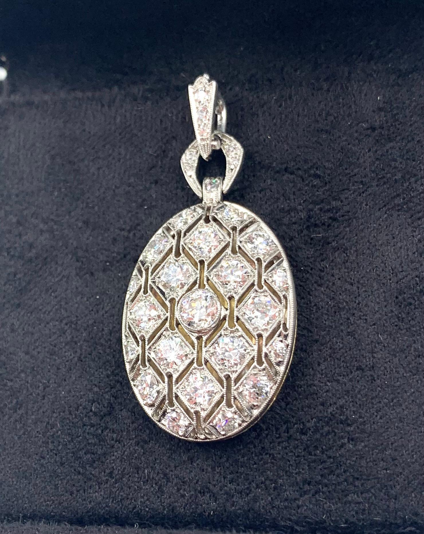 Ciondolo ovale reticolato in oro giallo 18 carati con diamante in platino di fine Art Deco in vendita 8