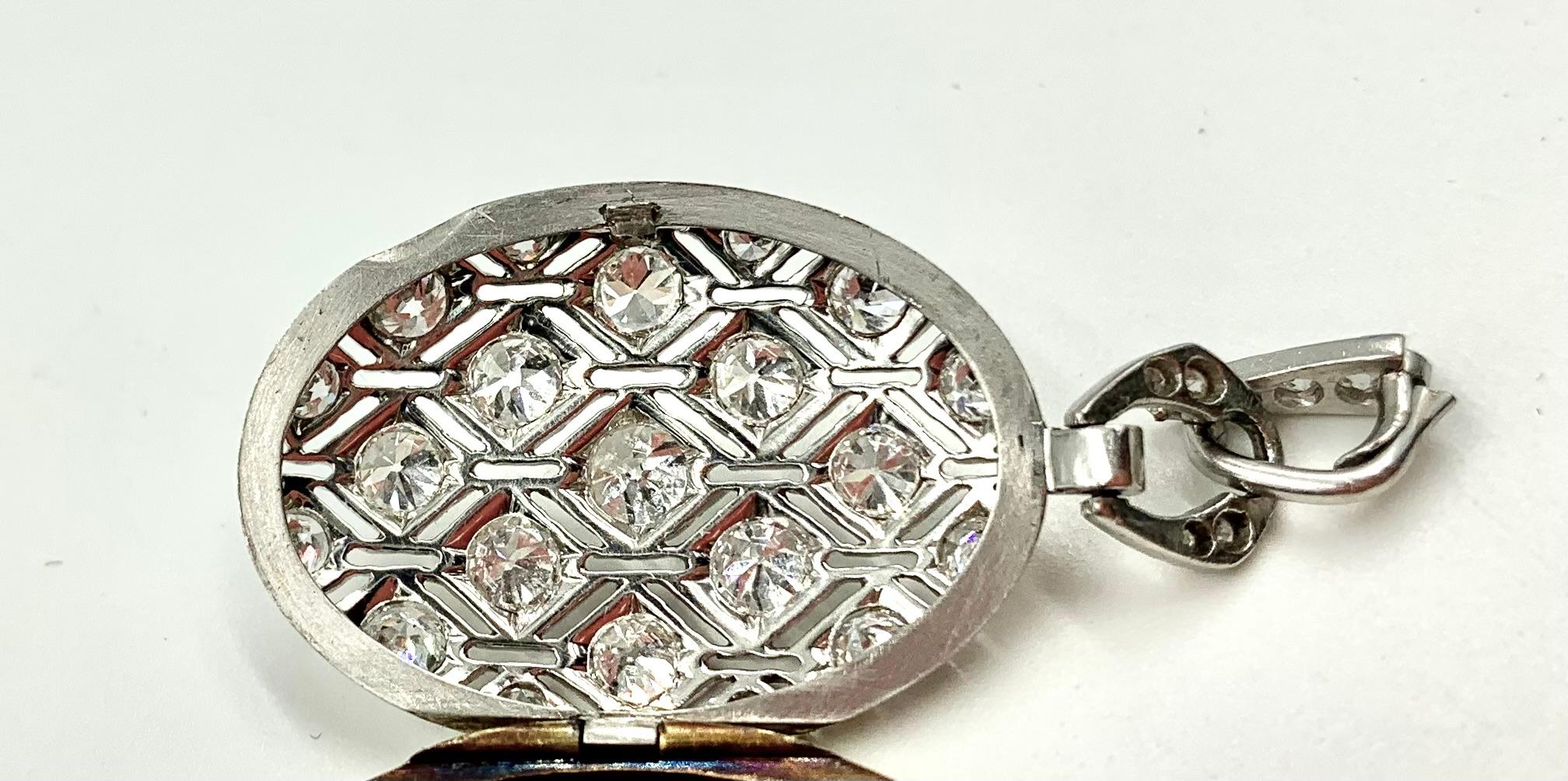 Ciondolo ovale reticolato in oro giallo 18 carati con diamante in platino di fine Art Deco in vendita 9
