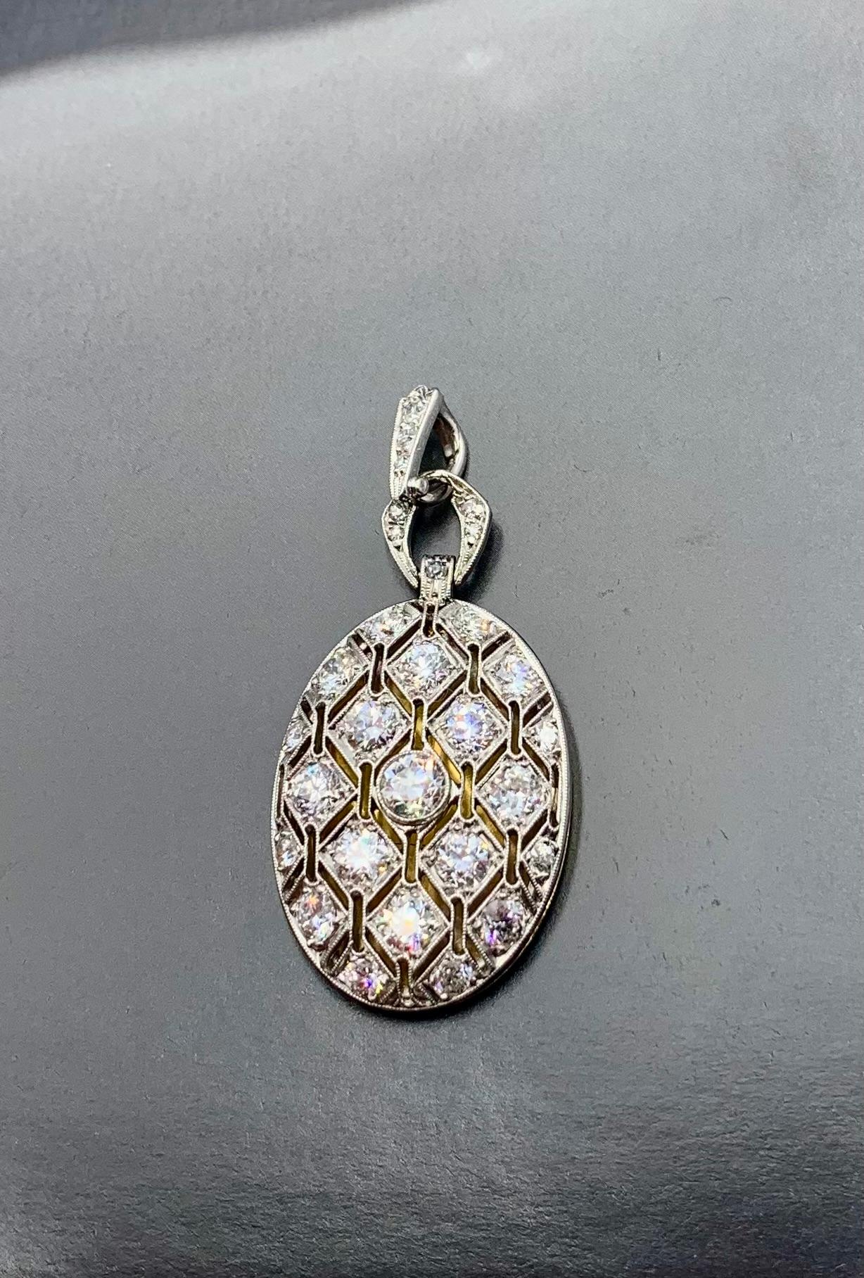 Ciondolo ovale reticolato in oro giallo 18 carati con diamante in platino di fine Art Deco in vendita 10
