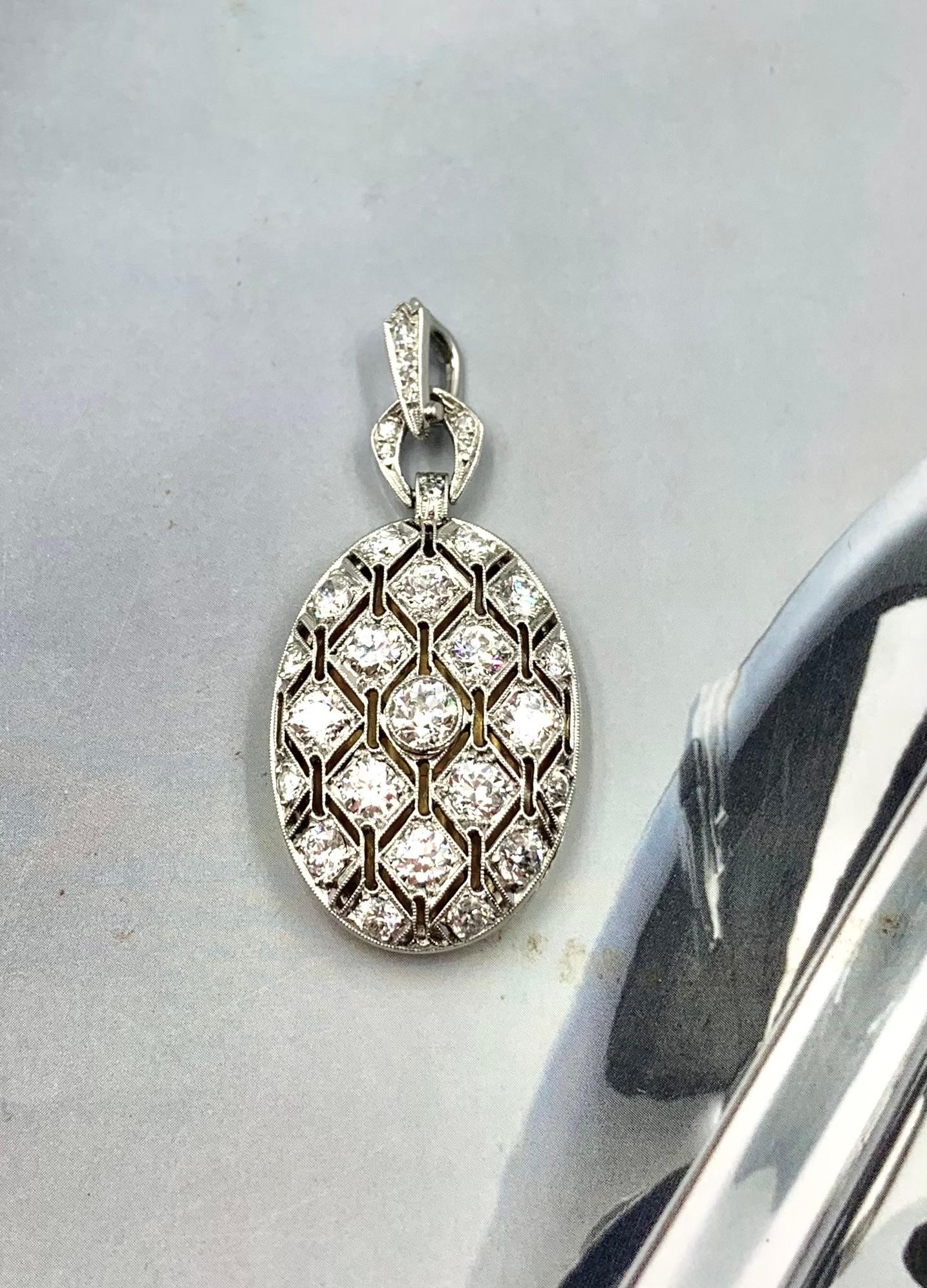 Ciondolo ovale reticolato in oro giallo 18 carati con diamante in platino di fine Art Deco in vendita 12