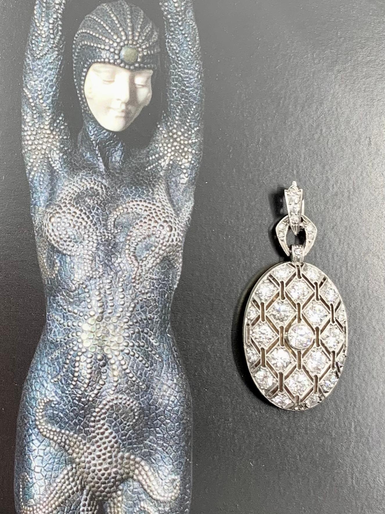 Eleganza del periodo Art Deco con diamanti, platino e oro giallo 18 carati, pendente a medaglione reticolato
Inizio del XX secolo
Un superbo medaglione del primo periodo dell'Art Déco, di fattura molto fine e complessa. I bellissimi diamanti di