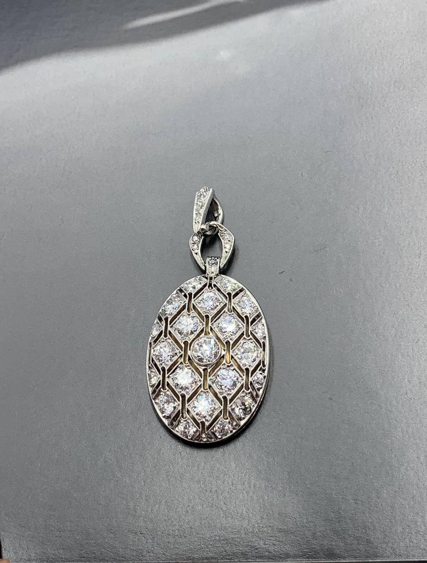 Art Déco Ciondolo ovale reticolato in oro giallo 18 carati con diamante in platino di fine Art Deco in vendita