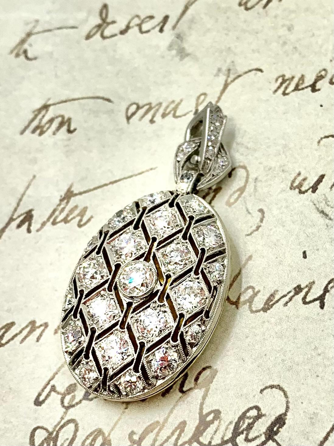 Taglio antico europeo Ciondolo ovale reticolato in oro giallo 18 carati con diamante in platino di fine Art Deco in vendita