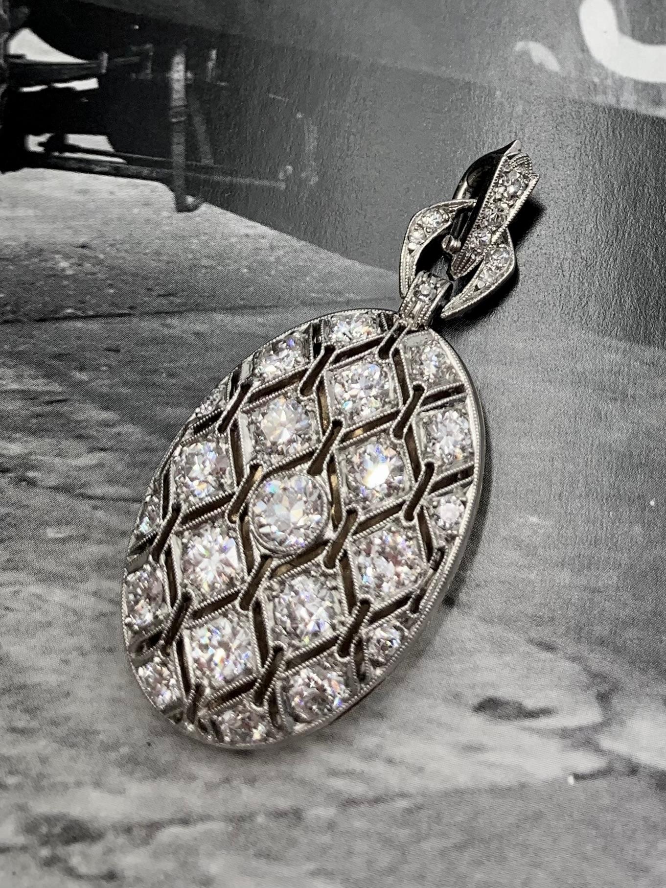 Ciondolo ovale reticolato in oro giallo 18 carati con diamante in platino di fine Art Deco In condizioni buone in vendita a New York, NY