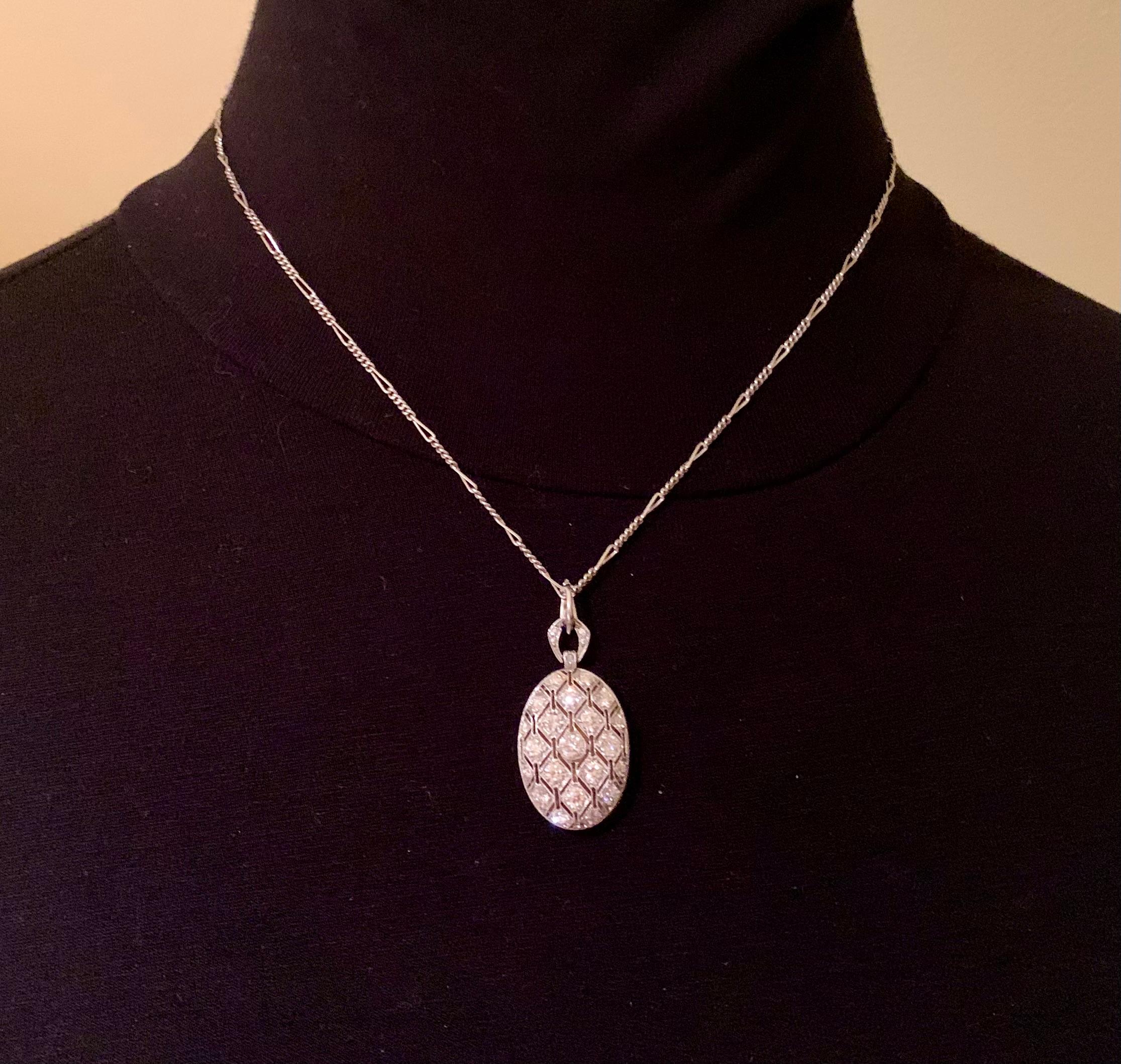 da uomo o donna Ciondolo ovale reticolato in oro giallo 18 carati con diamante in platino di fine Art Deco in vendita