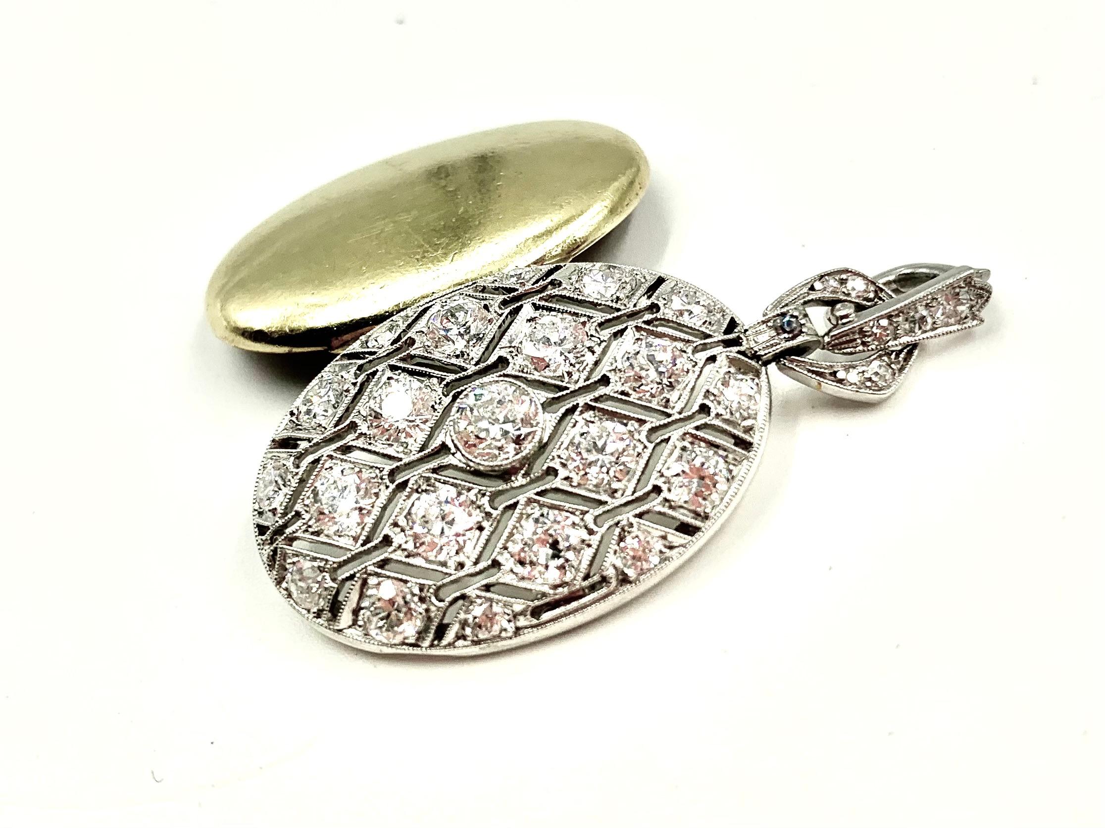 Ciondolo ovale reticolato in oro giallo 18 carati con diamante in platino di fine Art Deco in vendita 2