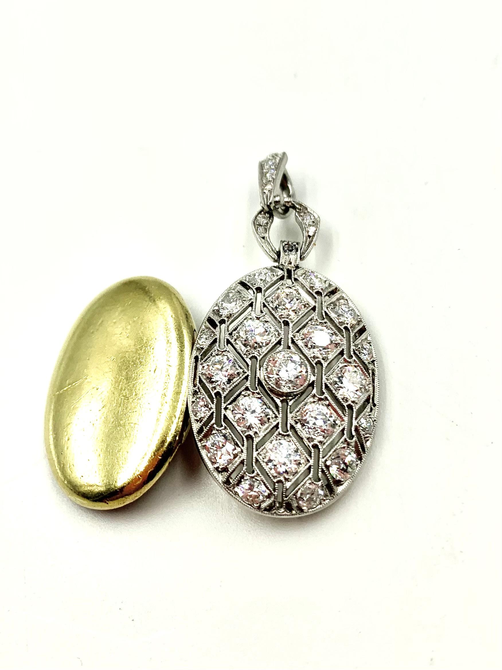 Ciondolo ovale reticolato in oro giallo 18 carati con diamante in platino di fine Art Deco in vendita 3