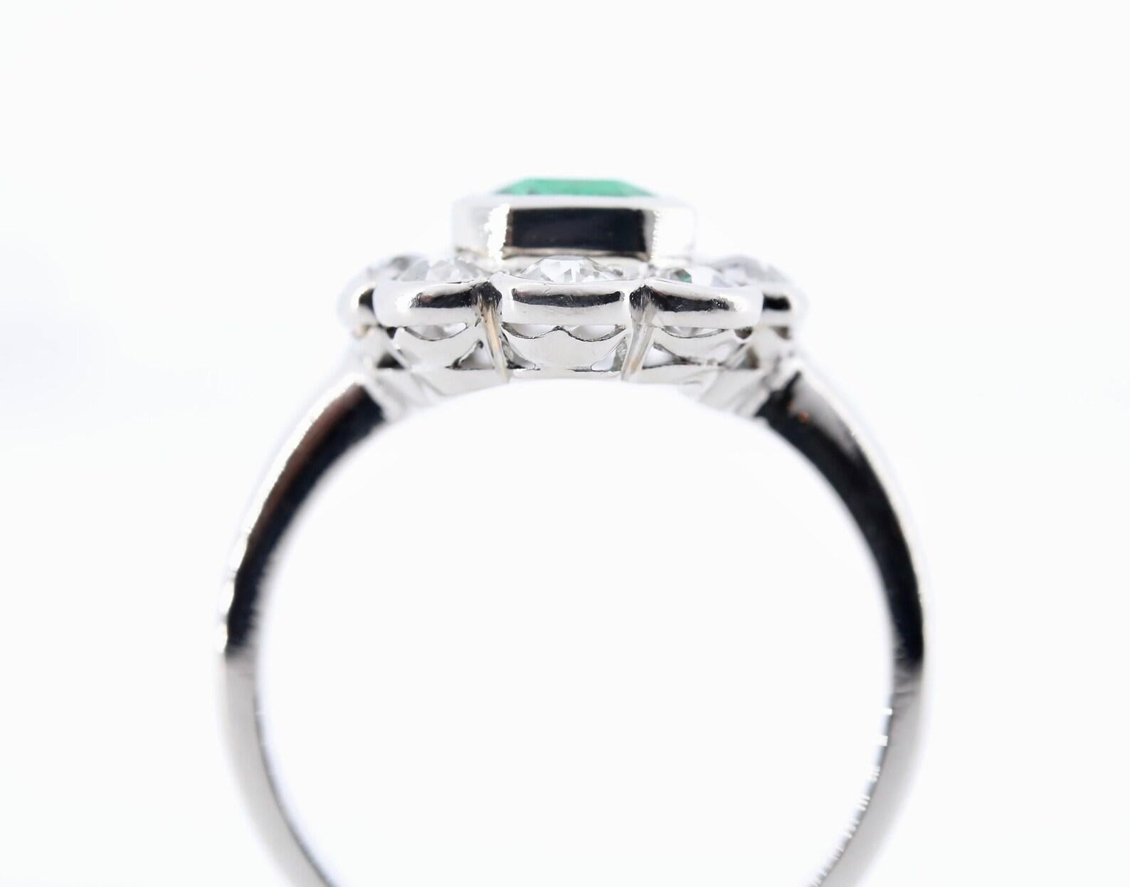 Fine Art Deco Emerald, & Diamond Ring in Platinum In Good Condition For Sale In Boston, MA