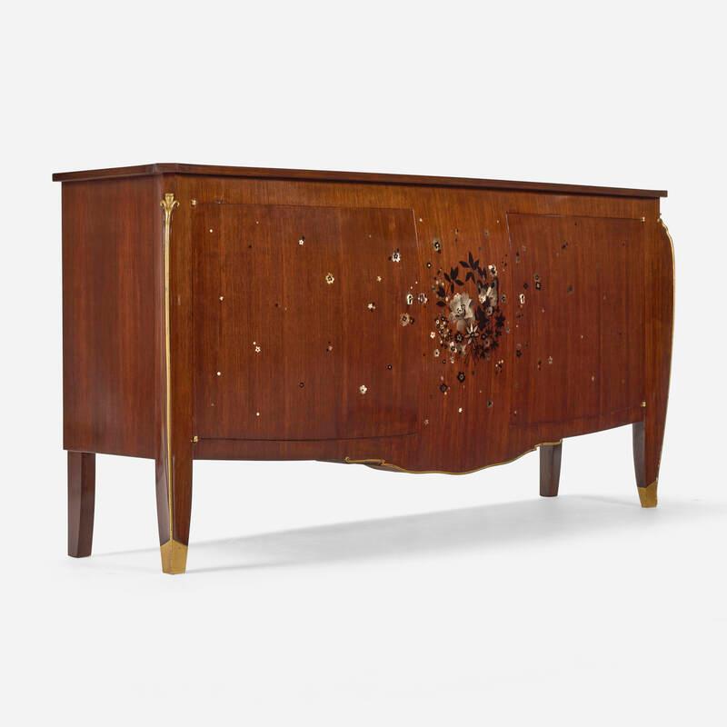Raro ed elegante Art Deco in legno di mogano e palissandro  buffet di Jules Leleu con motivi floreali in madreperla e montature in bronzo dorato. 
Marchio e numero impressi sul retro 