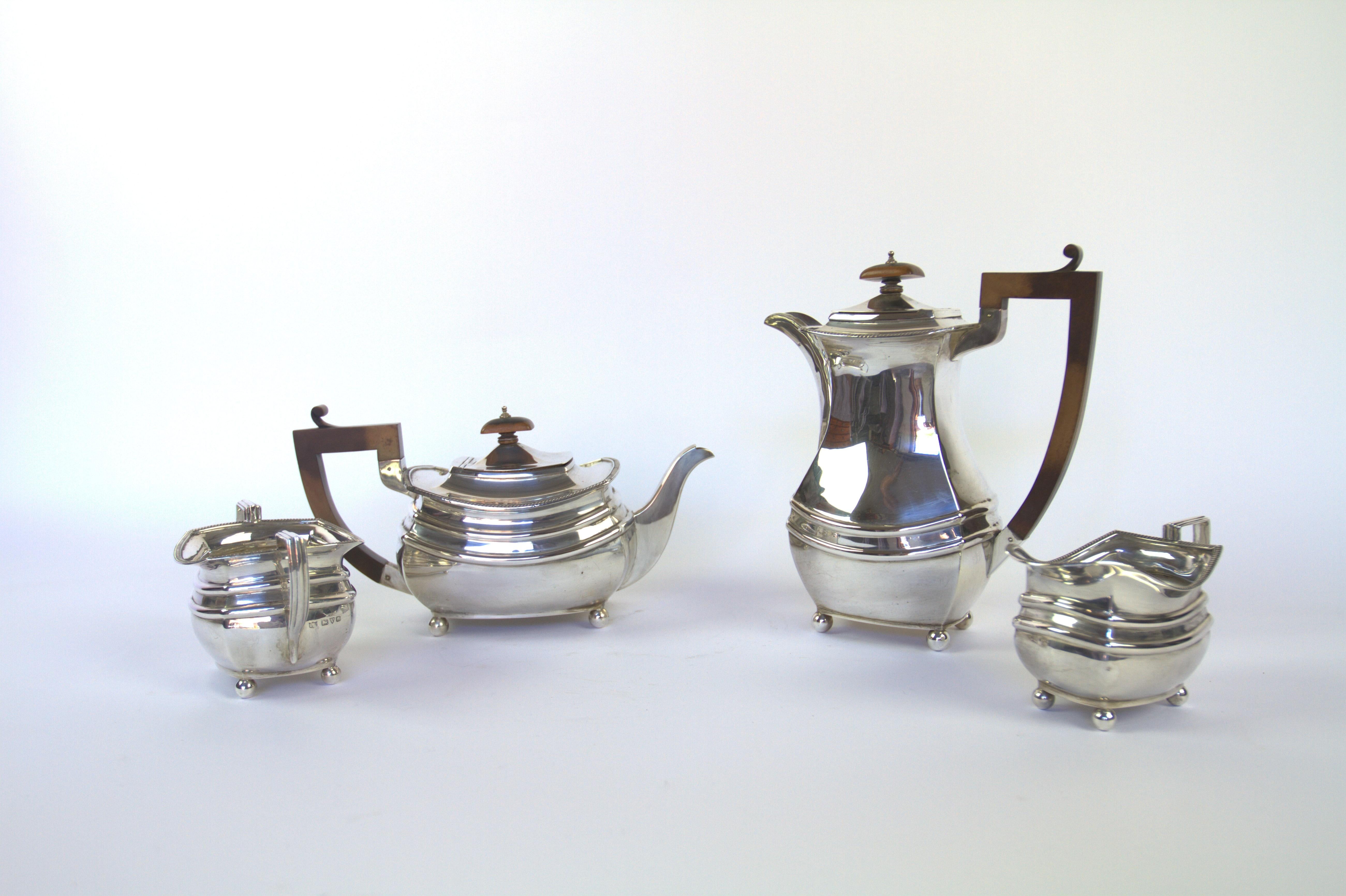 Raffinato set da tè e caffè in argento Art Deco 4pc Chester 1931
Teiera, caffettiera, zuccheriera, lattiera, 
Art Deco in  Forma
Dettagli gadrooned intorno alla parte superiore, 
Teiera e caffettiera, manici e coperchi in bachelite finta noce,