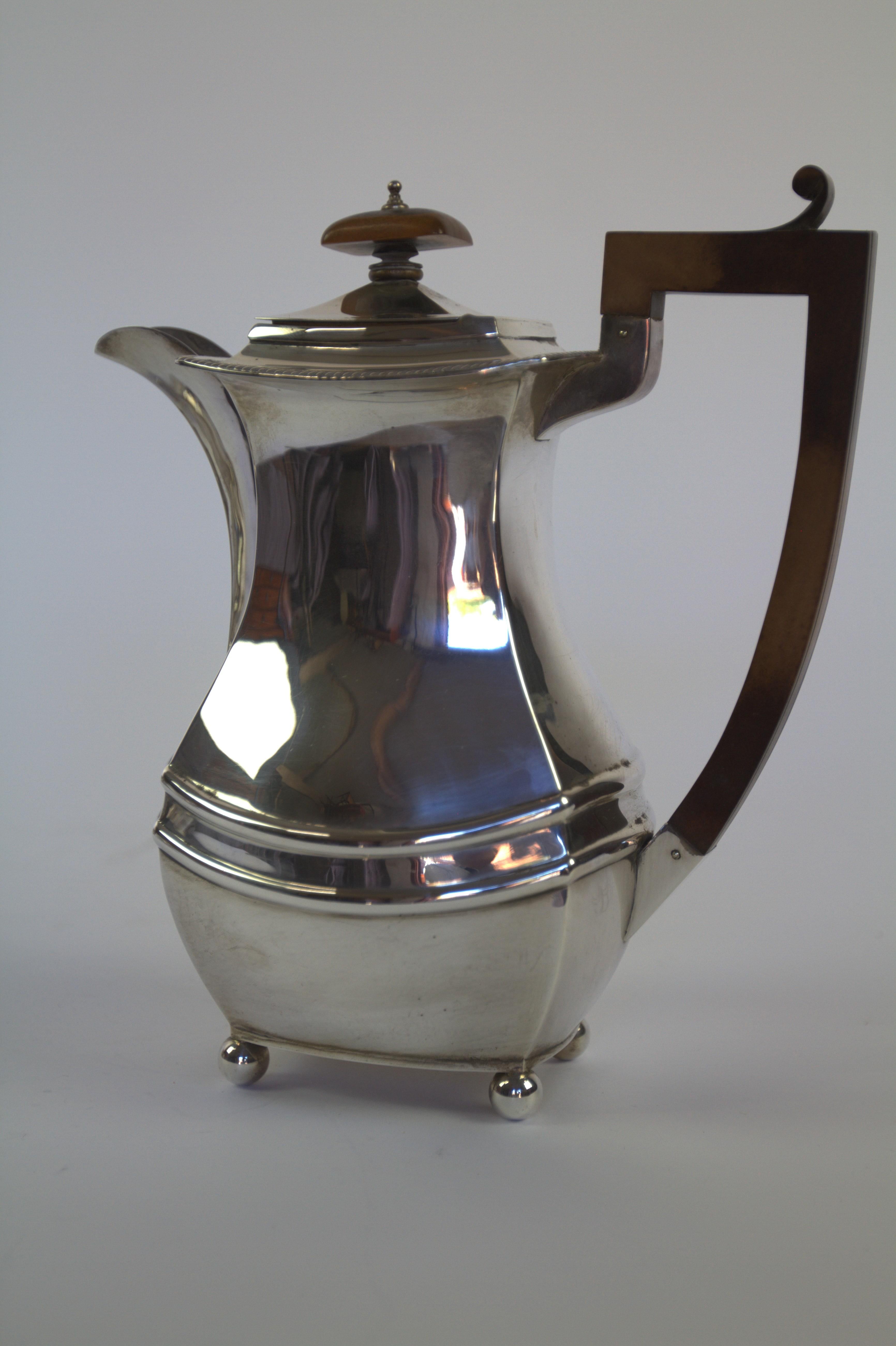 Raffinato set da tè e caffè in argento Art Deco 4pc Chester 1931 In condizioni buone in vendita a Dereham, GB